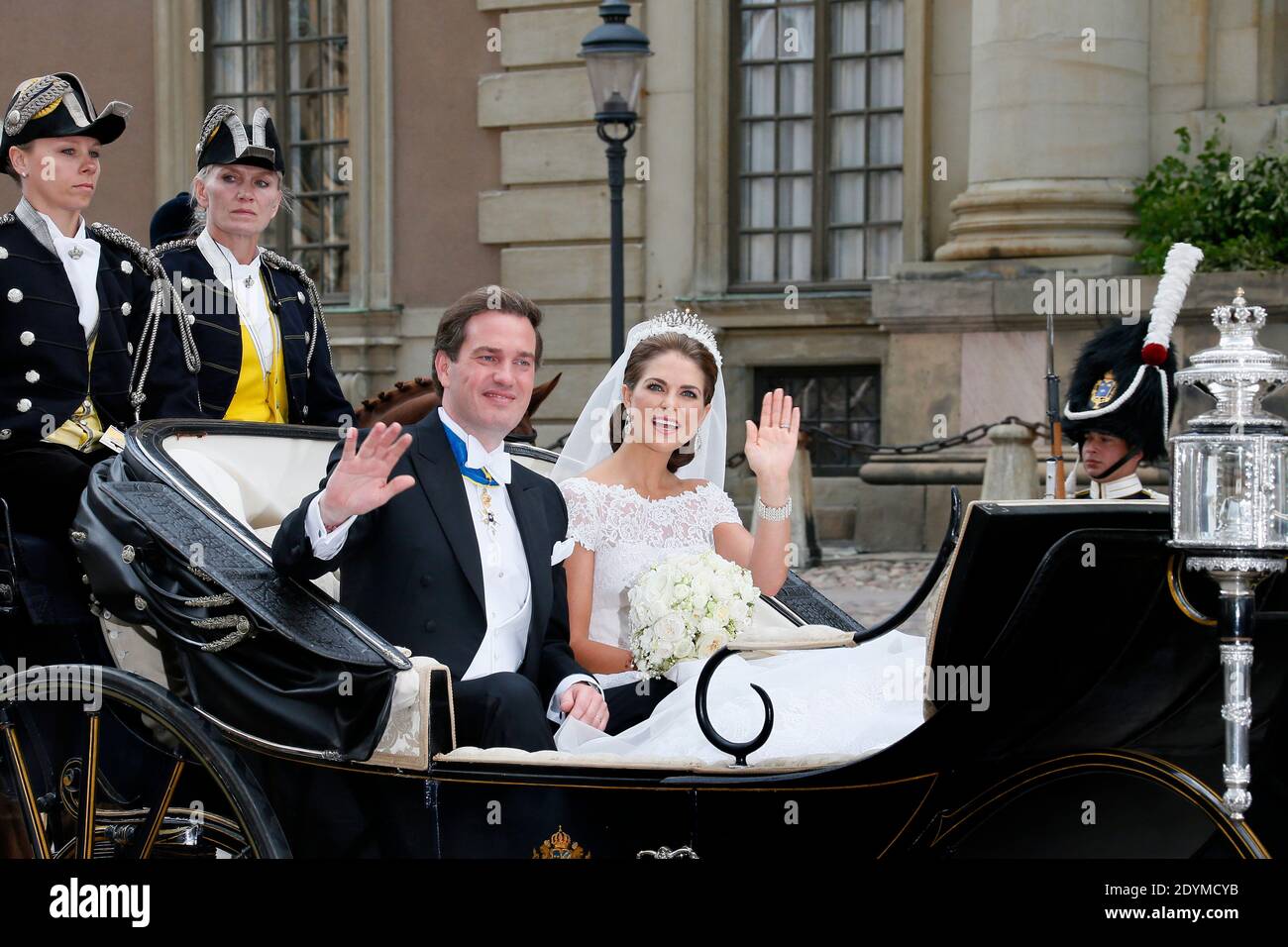 La principessa Madeleine di Svezia e Christopher o'Neill guidano in una carrozza dal Palazzo reale a Riddarholmen dopo il loro matrimonio a Stoccolma, Svezia, 08 giugno 2013. Foto di Patrick Bernard/ABACAPRESS.COM Foto Stock