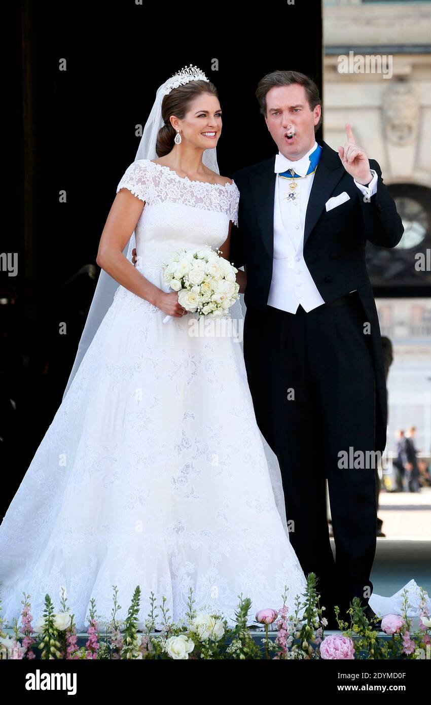 La principessa Madeleine di Svezia e Christopher o'Neill sorridono ai wellwishers dopo la cerimonia di matrimonio nella Cappella reale all'interno del Palazzo reale di Stoccolma, Svezia, sabato 8 giugno 2013. Foto di Patrick Bernard/ABACAPRESS.COM Foto Stock