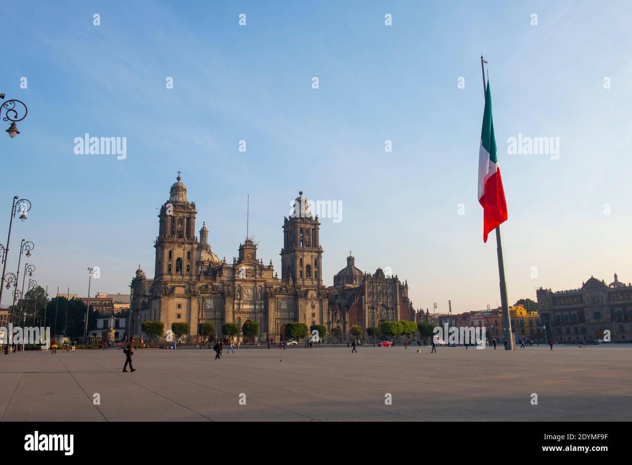 Bandiera nazionale del Messico su Zocalo Constitution Square e Cattedrale Metropolitana al mattino, Città del Messico CDMX, Messico. Foto Stock