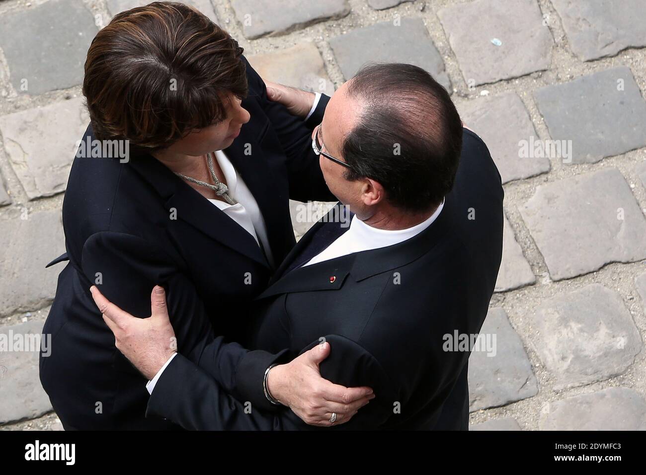Il presidente francese Francois Hollande bacia Martine Aubry durante una cerimonia in onore dell'ex primo ministro francese Pierre Mauroy all'Hotel des Invalides di Parigi, Francia, il 11 giugno 2013. Mauroy, primo ministro tra il 1981 e il 1984 sotto il primo presidente socialista francese Francois Mitterrand, morì il 7 giugno all'età di 84 anni. Foto di Stephane Lemouton/ABACAPRESS.COM Foto Stock