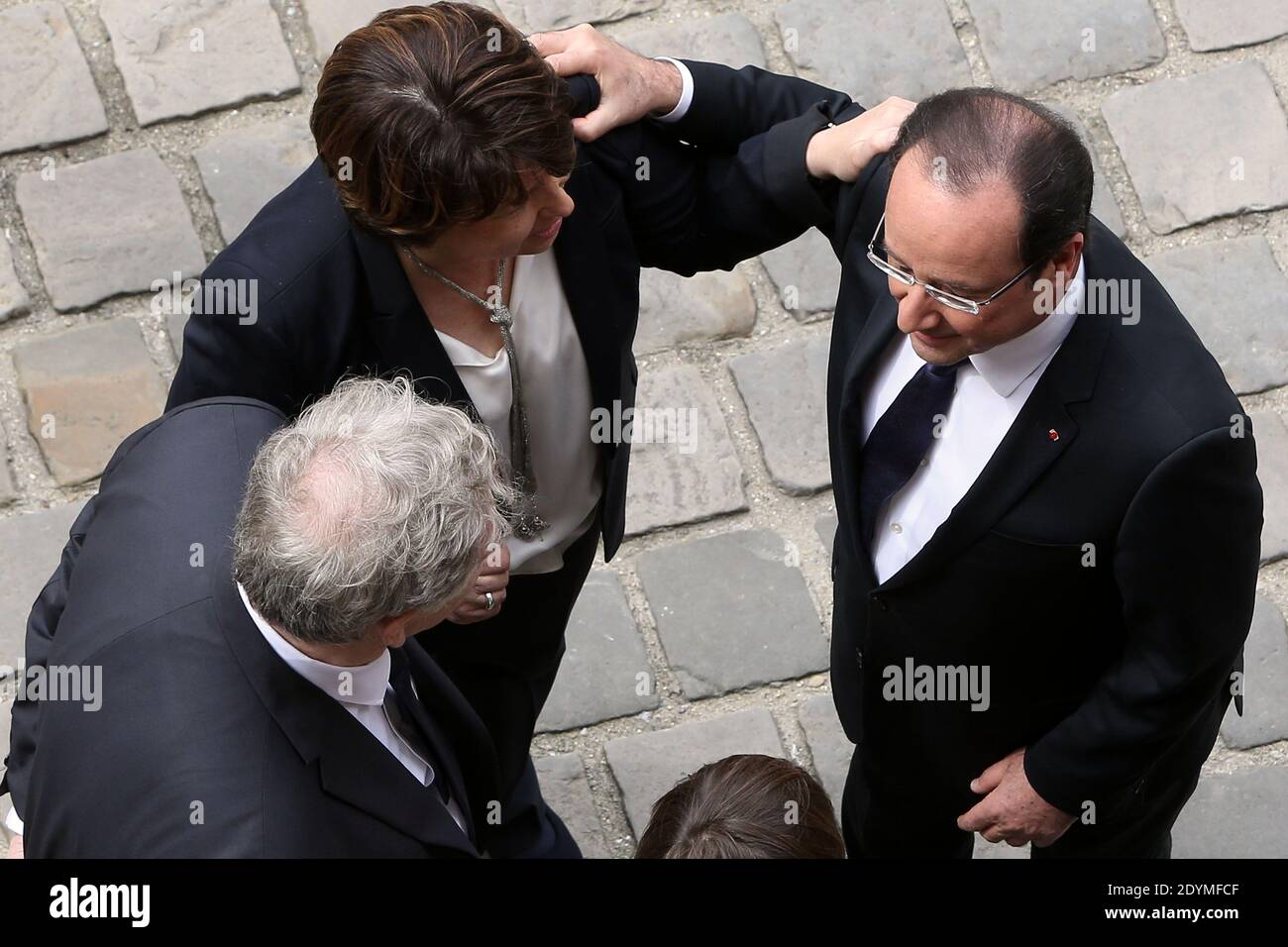 Il presidente francese Francois Hollande bacia Martine Aubry durante una cerimonia in onore dell'ex primo ministro francese Pierre Mauroy all'Hotel des Invalides di Parigi, Francia, il 11 giugno 2013. Mauroy, primo ministro tra il 1981 e il 1984 sotto il primo presidente socialista francese Francois Mitterrand, morì il 7 giugno all'età di 84 anni. Foto di Stephane Lemouton/ABACAPRESS.COM Foto Stock