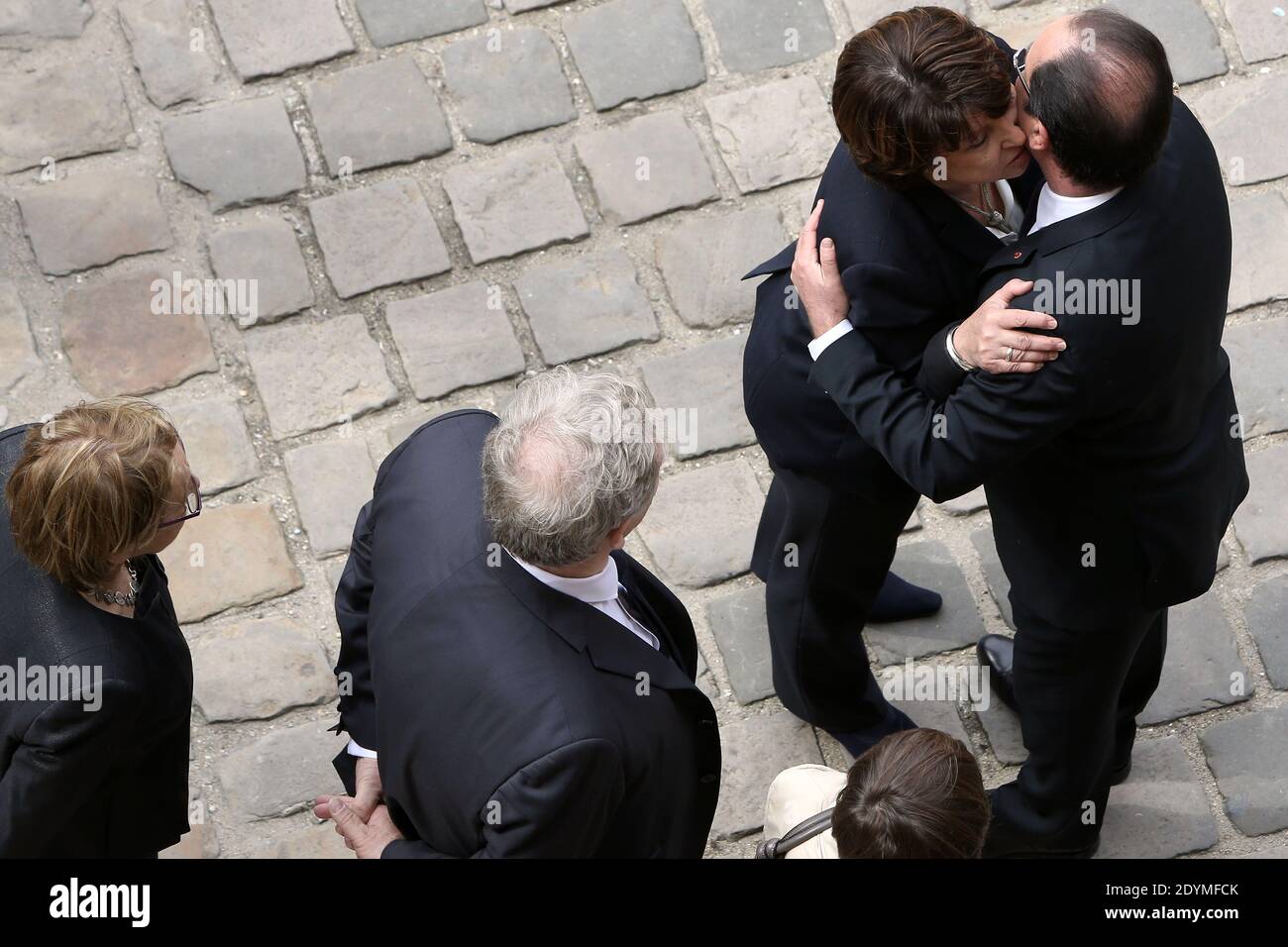 Il presidente francese Francois Hollande bacia Martine Aubry durante una cerimonia in onore dell'ex primo ministro francese Pierre Mauroy all'Hotel des Invalides di Parigi, Francia, il 11 giugno 2013. Mauroy, primo ministro tra il 1981 e il 1984 sotto il primo presidente socialista francese Francois Mitterrand, morì il 7 giugno all'età di 84 anni. Foto di Stephane Lemouton/ABACAPRESS.COM Foto Stock