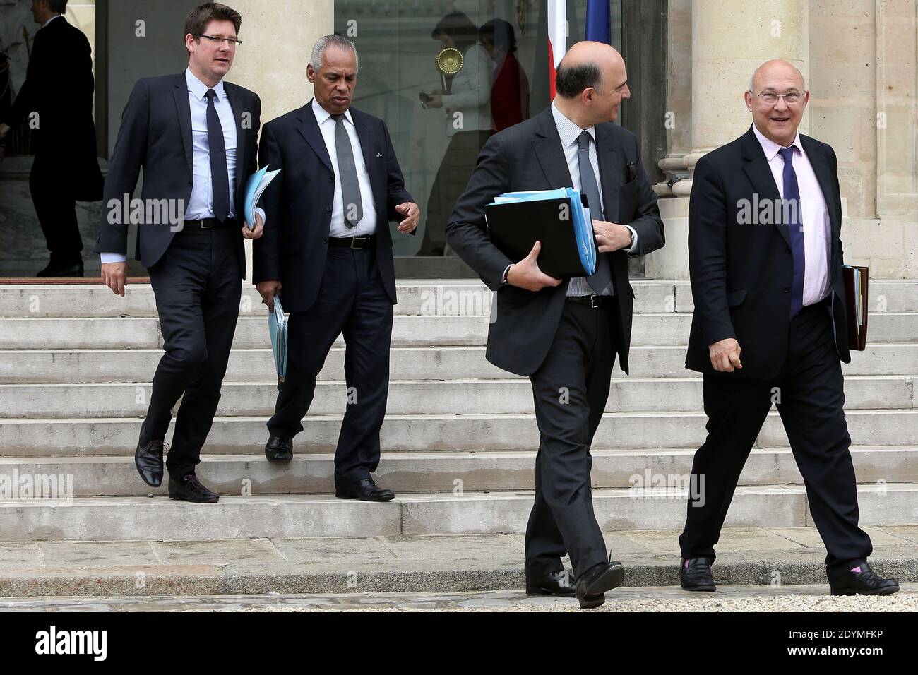 Il Ministro francese delle Finanze Pierre Moscovici, il Ministro del lavoro, dell'occupazione e del dialogo sociale Michel sapin, il Ministro minore degli Affari Esteri e dello sviluppo Pascal Canfin e il Ministro dei territori d'oltremare Victorti a Lurel lasciano il Palazzo presidenziale Elysee dopo la riunione settimanale del gabinetto, a Parigi, in Francia, il 12 giugno 2013. Foto di Stephane Lemouton/ABACAPRESS.COM Foto Stock
