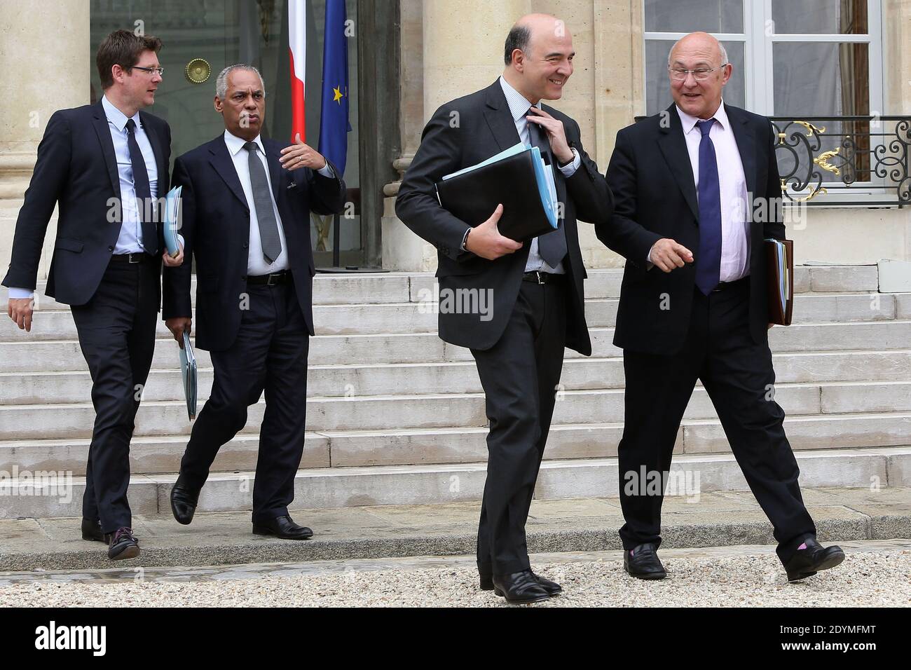 Il Ministro francese delle Finanze Pierre Moscovici, il Ministro del lavoro, dell'occupazione e del dialogo sociale Michel sapin, il Ministro minore degli Affari Esteri e dello sviluppo Pascal Canfin e il Ministro dei territori d'oltremare Victorti a Lurel lasciano il Palazzo presidenziale Elysee dopo la riunione settimanale del gabinetto, a Parigi, in Francia, il 12 giugno 2013. Foto di Stephane Lemouton/ABACAPRESS.COM Foto Stock