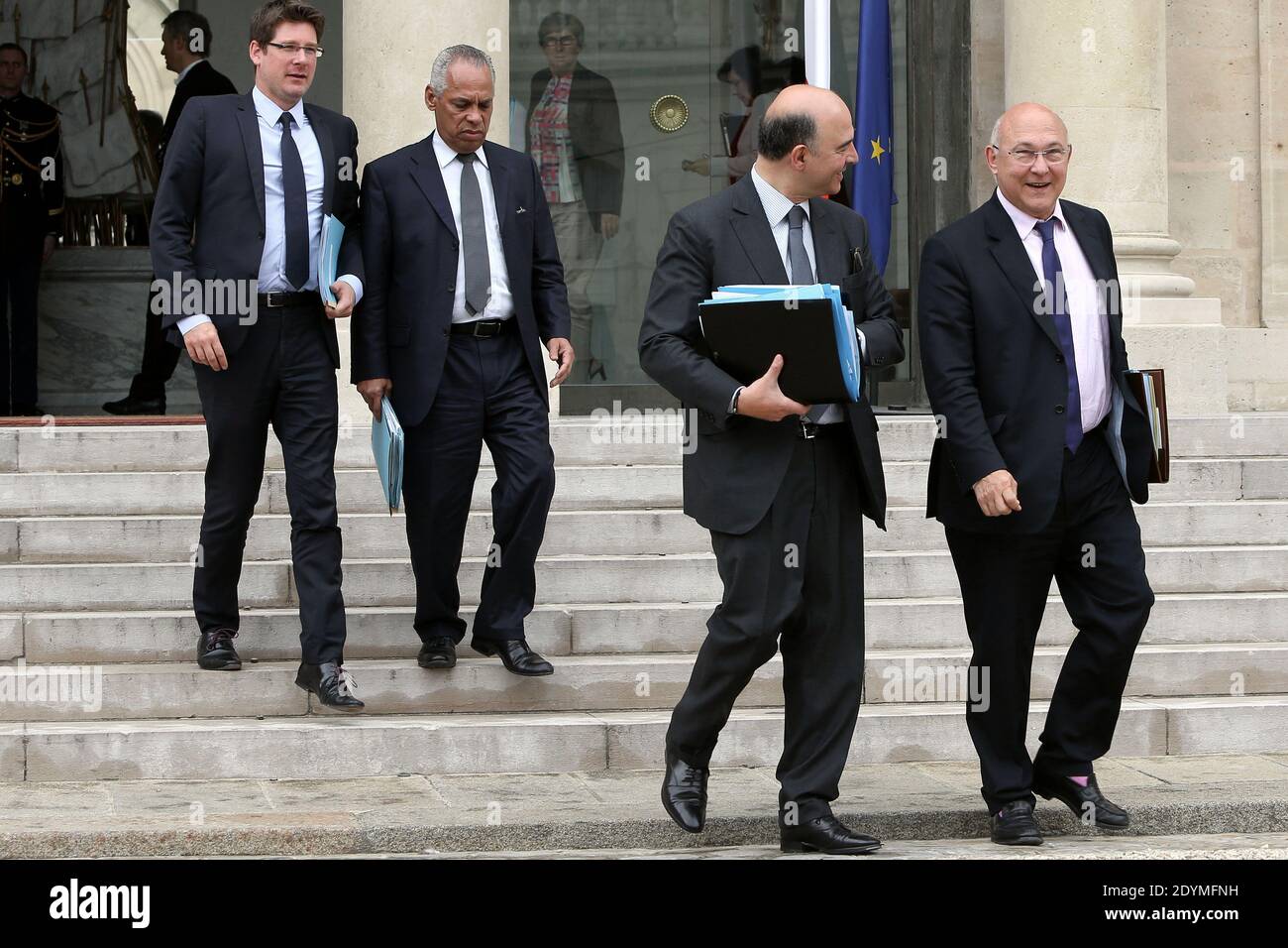 Il Ministro francese delle Finanze Pierre Moscovici, il Ministro del lavoro, dell'occupazione e del dialogo sociale Michel sapin, il Ministro minore degli Affari Esteri e dello sviluppo Pascal Canfin e il Ministro dei territori d'oltremare Victorti a Lurel lasciano il Palazzo presidenziale Elysee dopo la riunione settimanale del gabinetto, a Parigi, in Francia, il 12 giugno 2013. Foto di Stephane Lemouton/ABACAPRESS.COM Foto Stock
