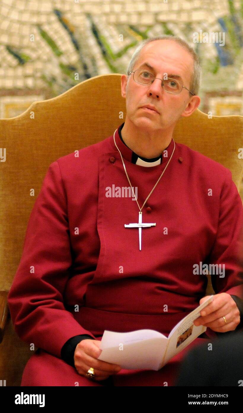 Papa Francesco incontra l'Arcivescovo di Canterbury Justin Welby, nuovo capo degli Anglicani del mondo, in Vaticano il 14 giugno 2013. Papa Francesco e Giustino Welby hanno riconosciuto profonde differenze su questioni che vanno dai diritti dei gay alle sacerdoti delle donne, ma si sono impegnati a cercare l'unità quando si sono incontrati per la prima volta da quando entrambi hanno assunto l'incarico in marzo. Foto di ABACAPRESS.COM Foto Stock