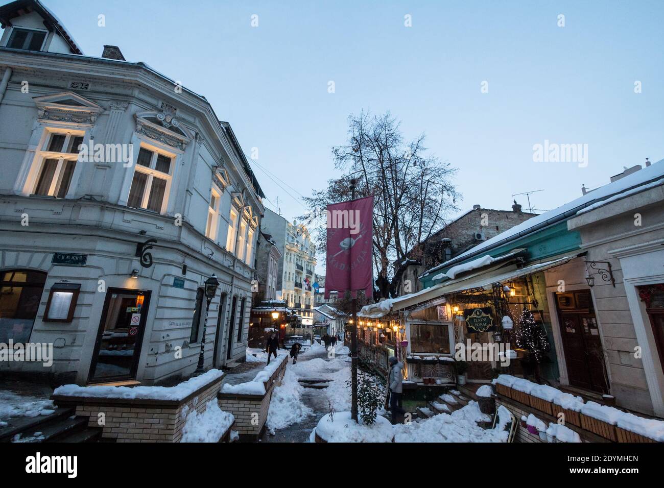 BELGRADO, SERBIA - 27 GENNAIO 2019 via Skadarlija (conosciuta anche come Skadarska) al tramonto sotto la neve con i suoi tipici caffè lastricati e r Foto Stock