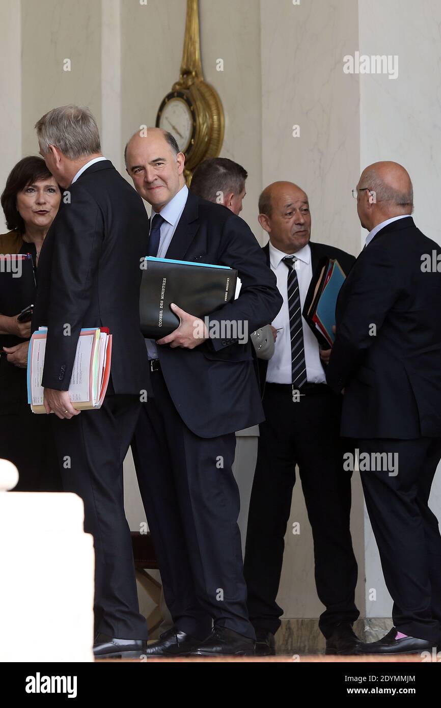 Il Ministro francese per i disabili Marie-Arlette Carlotti, primo ministro francese Jean-Marc Ayrault, il Ministro francese delle finanze Pierre Moscovici, il Ministro francese della difesa Jean-Yves le Drian e il Ministro del lavoro, dell'occupazione e del dialogo sociale Michel sapin lasciano il Palazzo presidenziale Elysee dopo la riunione settimanale del gabinetto, tenutasi a Parigi, in Francia, il 19 giugno 2013. Foto di Stephane Lemouton/ABACAPRESS.COM Foto Stock