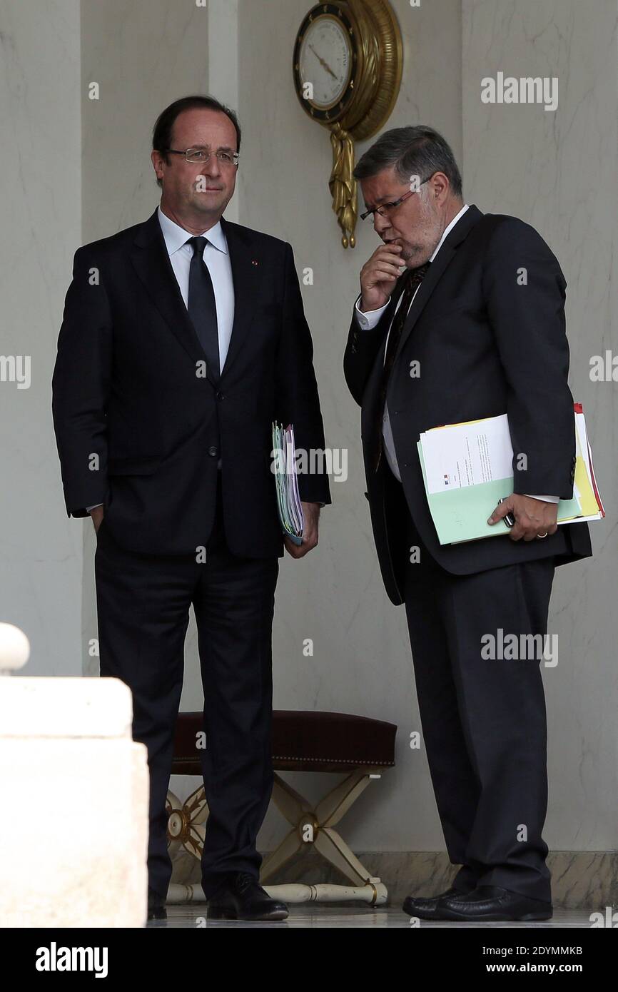 Il Presidente francese Francois Hollande e il Ministro francese incaricato delle relazioni con il Parlamento Alain Vidalies lasciano il Palazzo presidenziale Elysee dopo la riunione settimanale del gabinetto, a Parigi, in Francia, il 19 giugno 2013. Foto di Stephane Lemouton/ABACAPRESS.COM Foto Stock