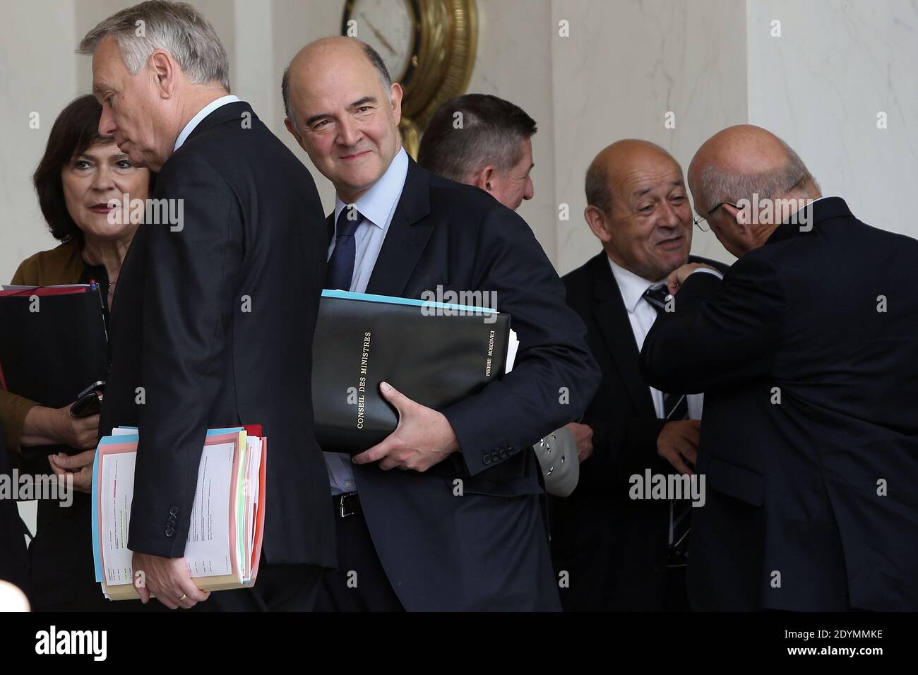 Il Ministro francese per i disabili Marie-Arlette Carlotti, primo ministro francese Jean-Marc Ayrault, il Ministro francese delle finanze Pierre Moscovici, il Ministro francese della difesa Jean-Yves le Drian e il Ministro del lavoro, dell'occupazione e del dialogo sociale Michel sapin lasciano il Palazzo presidenziale Elysee dopo la riunione settimanale del gabinetto, tenutasi a Parigi, in Francia, il 19 giugno 2013. Foto di Stephane Lemouton/ABACAPRESS.COM Foto Stock