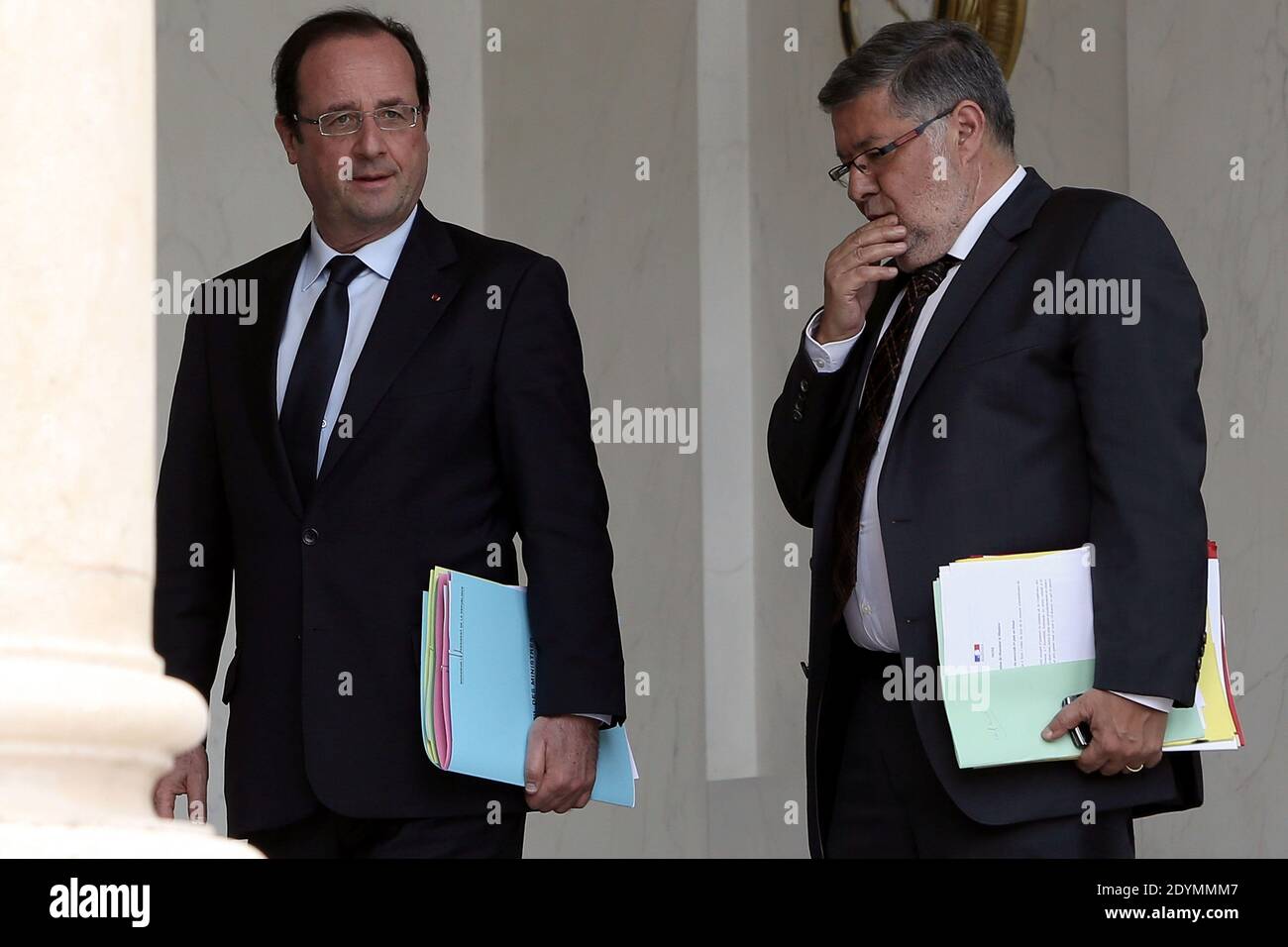 Il Presidente francese Francois Hollande e il Ministro francese incaricato delle relazioni con il Parlamento Alain Vidalies lasciano il Palazzo presidenziale Elysee dopo la riunione settimanale del gabinetto, a Parigi, in Francia, il 19 giugno 2013. Foto di Stephane Lemouton/ABACAPRESS.COM Foto Stock