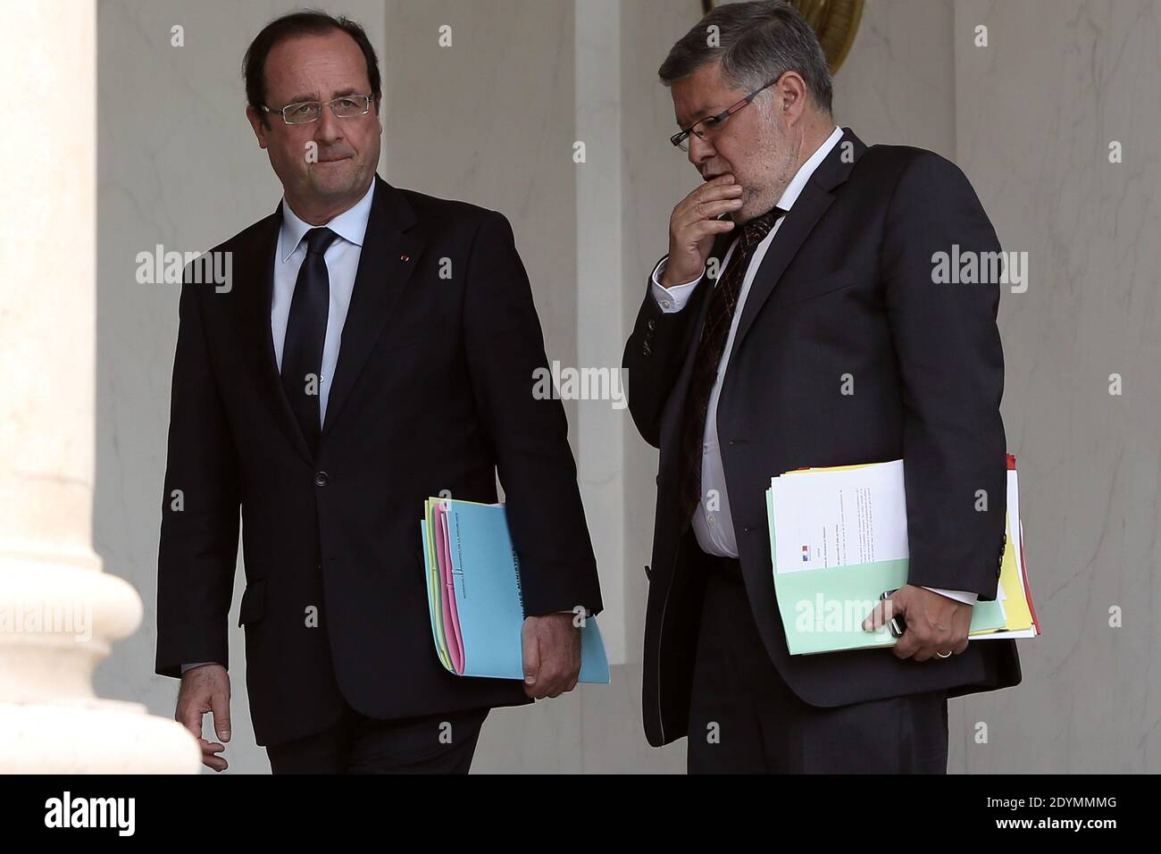 Il Presidente francese Francois Hollande e il Ministro francese incaricato delle relazioni con il Parlamento Alain Vidalies lasciano il Palazzo presidenziale Elysee dopo la riunione settimanale del gabinetto, a Parigi, in Francia, il 19 giugno 2013. Foto di Stephane Lemouton/ABACAPRESS.COM Foto Stock