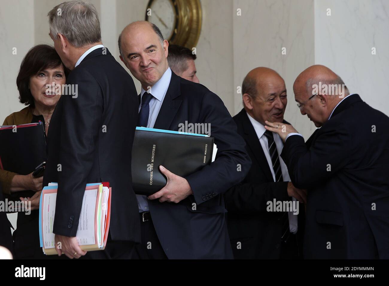 Il Ministro francese per i disabili Marie-Arlette Carlotti, primo ministro francese Jean-Marc Ayrault, il Ministro francese delle finanze Pierre Moscovici, il Ministro francese della difesa Jean-Yves le Drian e il Ministro del lavoro, dell'occupazione e del dialogo sociale Michel sapin lasciano il Palazzo presidenziale Elysee dopo la riunione settimanale del gabinetto, tenutasi a Parigi, in Francia, il 19 giugno 2013. Foto di Stephane Lemouton/ABACAPRESS.COM Foto Stock