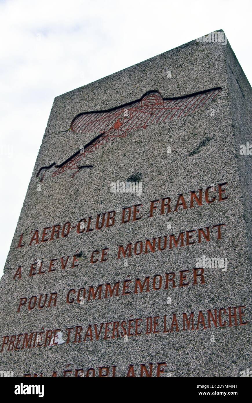 Un monumento per commemorare Louis Bleriot, la prima persona a volare attraverso il canale in inglese, sorge a Sangatte, Francia. Foto Stock