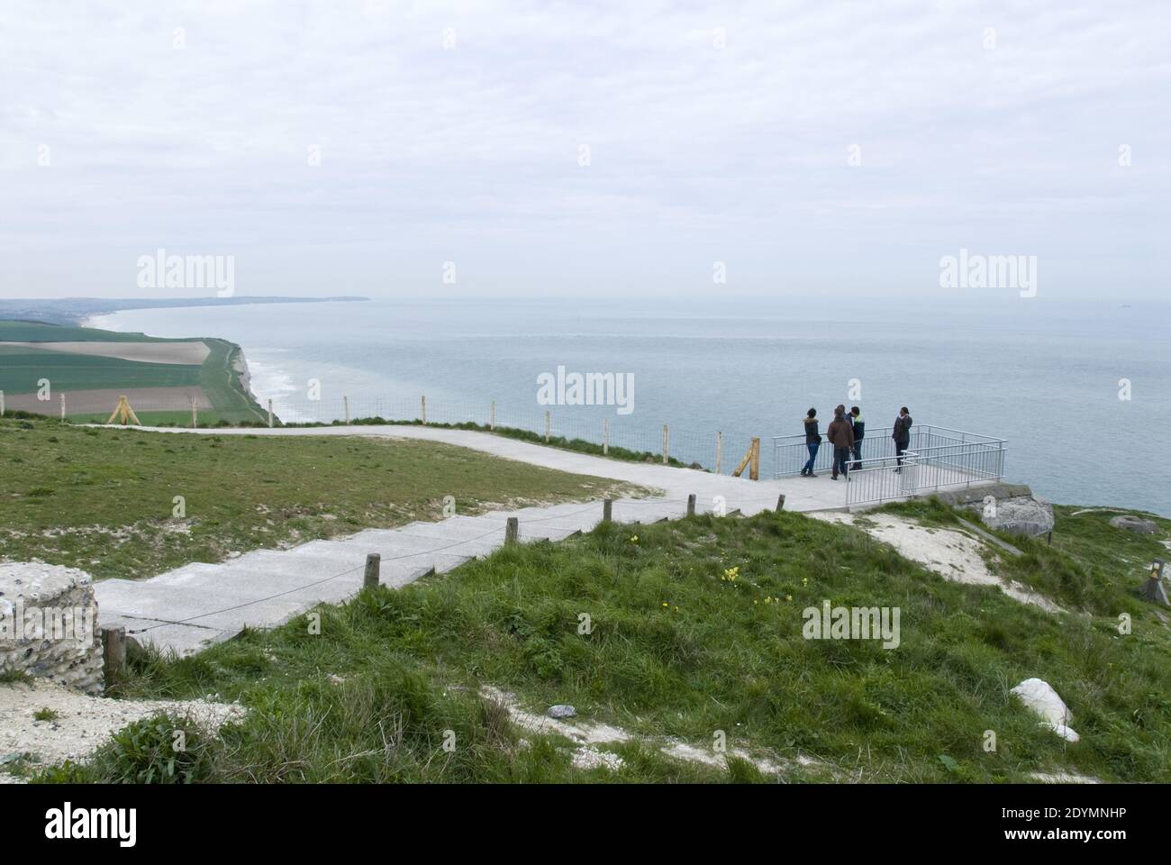 I turisti guardano attraverso il canale Inglese dalla cima dei resti della seconda guerra mondiale batterie di artiglieria a Cap Blanc Nez (Cape White Nose) Francia. Foto Stock