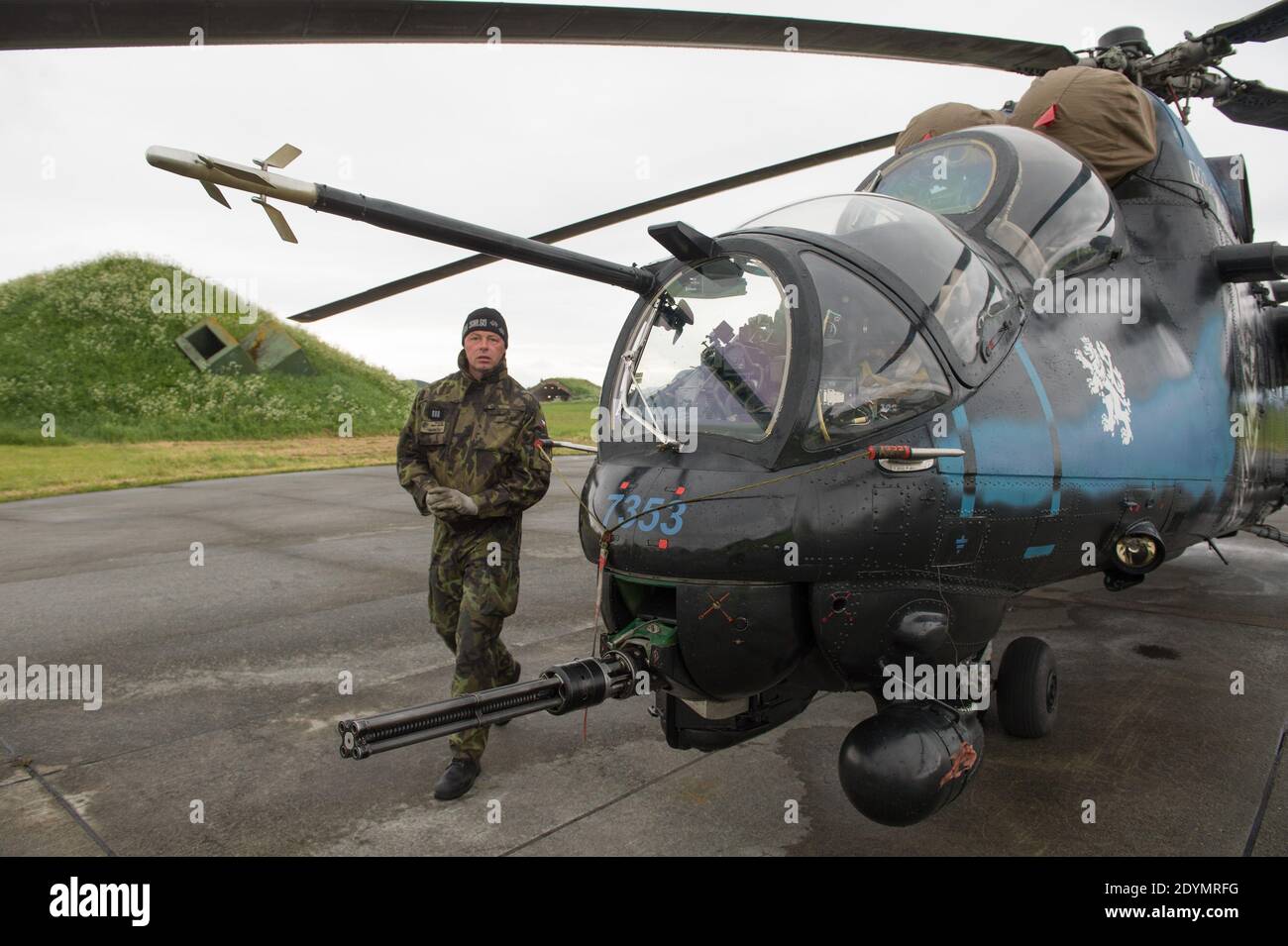 Un elicottero mi-24 della Repubblica Ceca Air Force sta per decollo alla base militare di Orland, Norvegia, il 21 giugno 2103. La NATO Tiger Association o l'Association of Tiger Squadrons è stata fondata nel 1961. Il suo ruolo è quello di promuovere la solidarietà tra le forze aeree della NATO. Tuttavia, non fa parte della struttura formale della NATO. Oltre ad essere opportunità per le forze aeree della NATO di condividere idee ed esperienze, i ‘Tiger Meets’ sono anche esercizi di pubbliche relazioni per la NATO. Gli aeromobili della NATO sono spesso verniciati con strisce tigri. Foto di Christophe Guibbaud/ABACAPRESS.COM Foto Stock