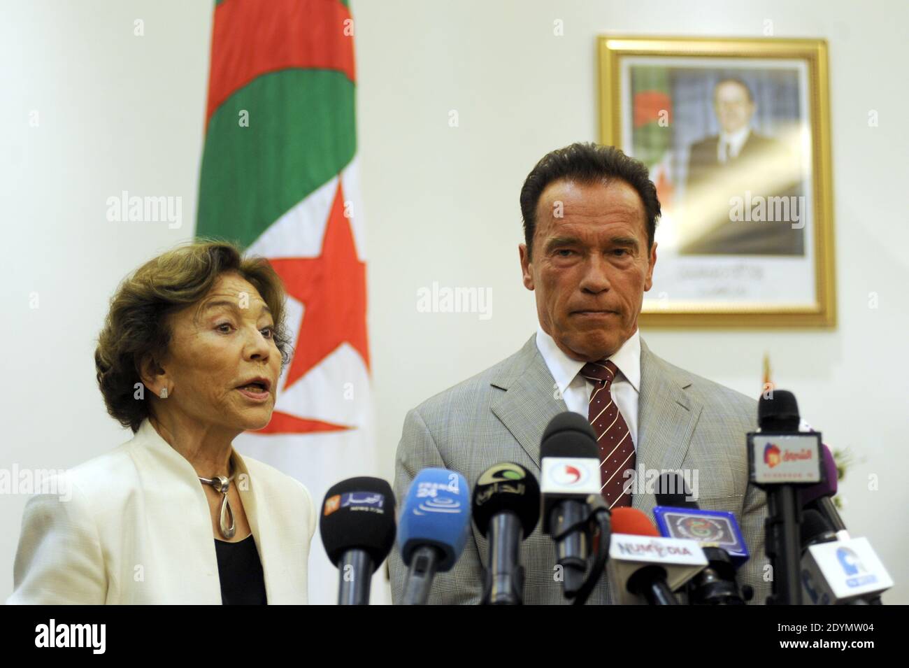 Ex Governatore della California e Presidente fondatore dell'iniziativa R20 - regioni dell'azione climatica, Arnold Schwarzenegger interviene durante una conferenza stampa con il Ministro algerino della pianificazione e dell'ambiente, Amara Benyoes, ad Algeri, Algeria, il 25 giugno 2013. Foto di Ammie Louiza/ABACAPRESS.COM Foto Stock
