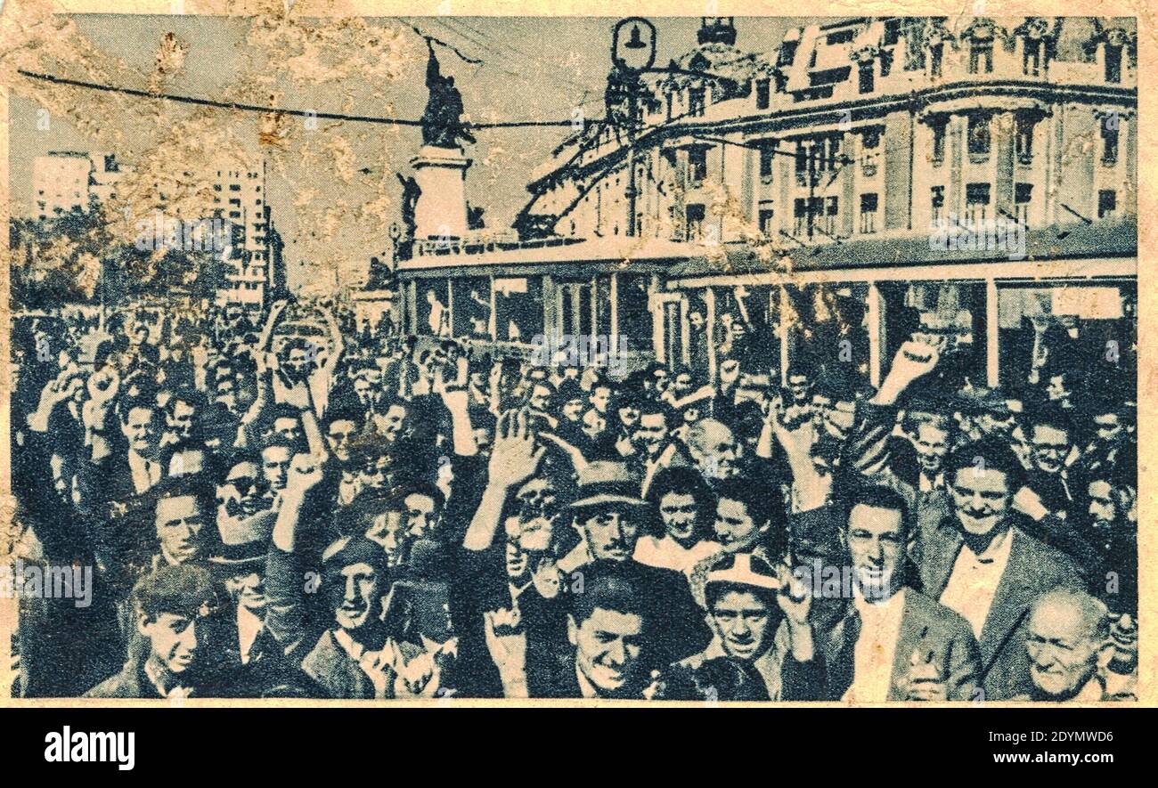 BUCAREST, ROMANIA - 25 AGOSTO 1944: I rumeni salutano l'Armata Rossa. L'avanzata dell'Armata Rossa in Romania, ma non ha evitato una rapida occupazione sovietica e c. Foto Stock