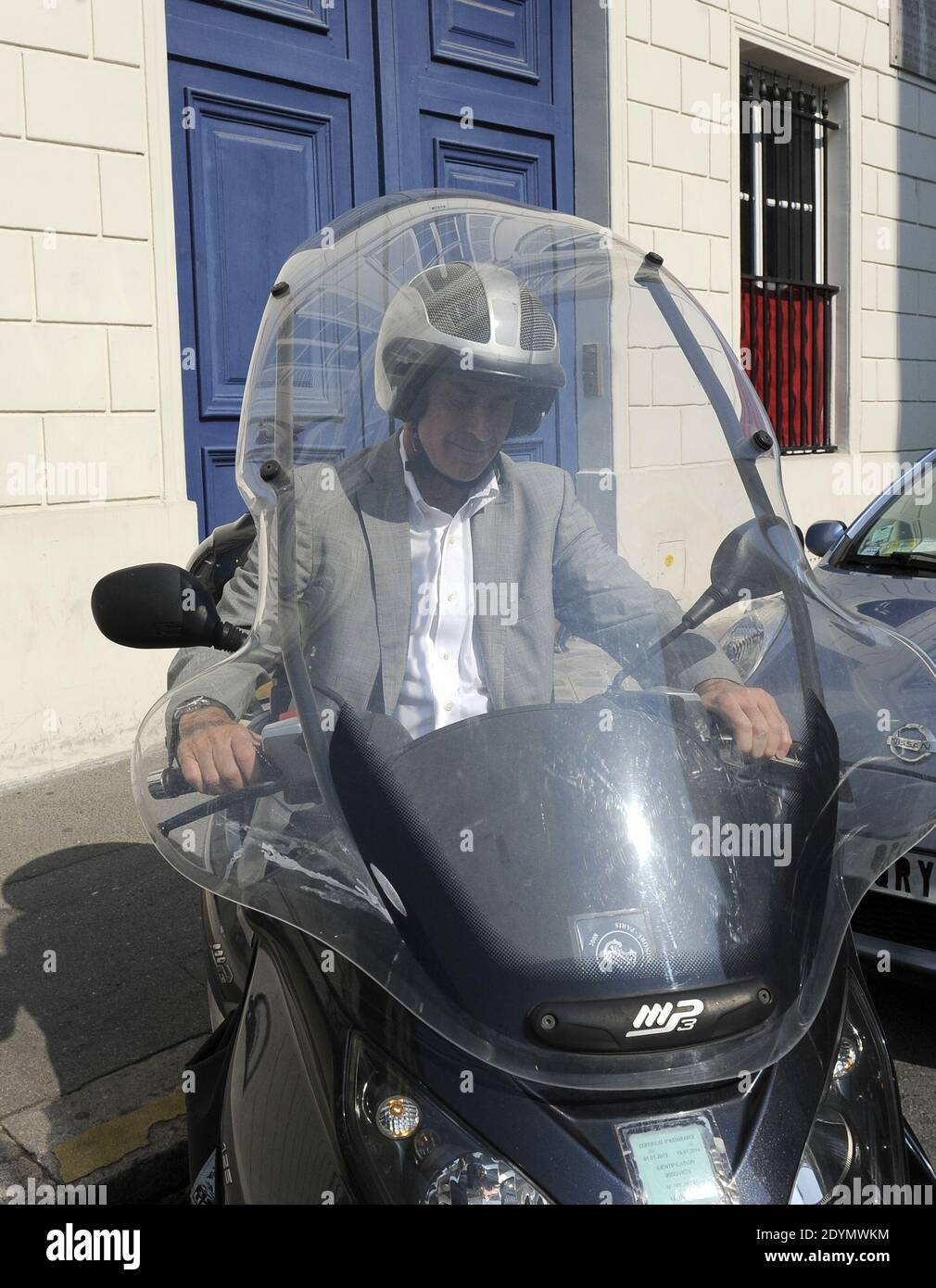 Jerome Cahuzac lascia casa prima della sua audizione all'Assemblea Nazionale questo pomeriggio a Parigi, in Francia, il 26 giugno 2013. Foto di Mousse/ABACAPRESS.COM Foto Stock