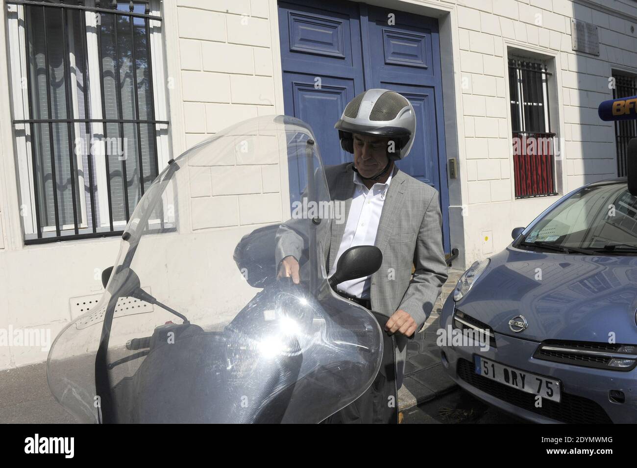 Jerome Cahuzac lascia casa prima della sua audizione all'Assemblea Nazionale questo pomeriggio a Parigi, in Francia, il 26 giugno 2013. Foto di Mousse/ABACAPRESS.COM Foto Stock