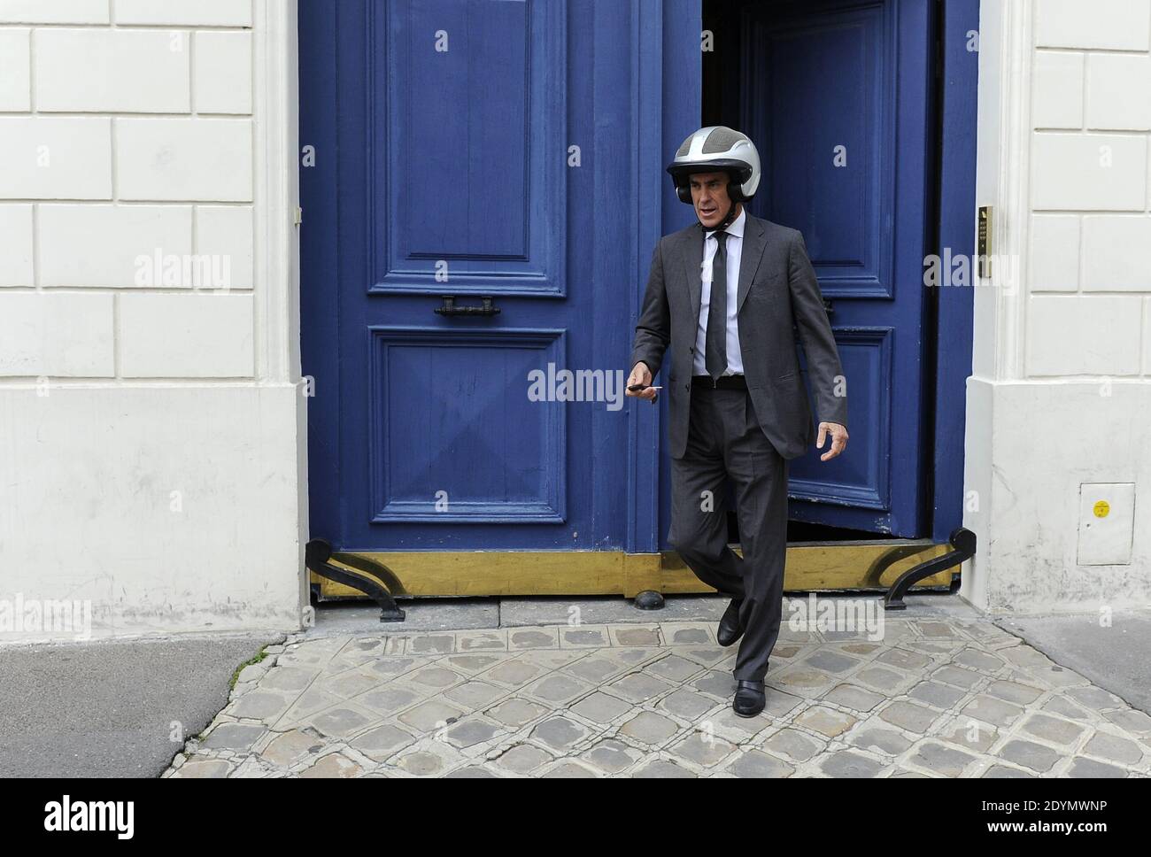 Jerome Cahuzac lascia casa prima della sua audizione all'Assemblea Nazionale questo pomeriggio a Parigi, in Francia, il 26 giugno 2013. Foto di Mousse/ABACAPRESS.COM Foto Stock