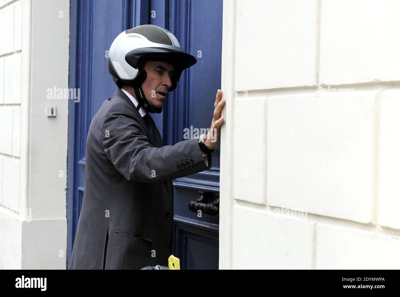 Jerome Cahuzac lascia casa prima della sua audizione all'Assemblea Nazionale questo pomeriggio a Parigi, in Francia, il 26 giugno 2013. Foto di Mousse/ABACAPRESS.COM Foto Stock