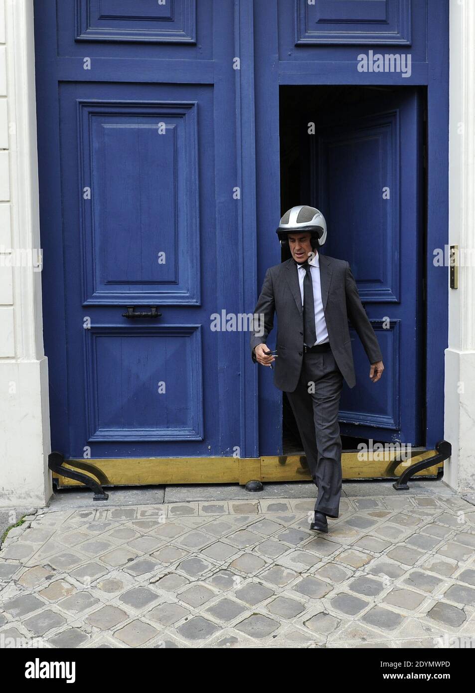 Jerome Cahuzac lascia casa prima della sua audizione all'Assemblea Nazionale questo pomeriggio a Parigi, in Francia, il 26 giugno 2013. Foto di Mousse/ABACAPRESS.COM Foto Stock