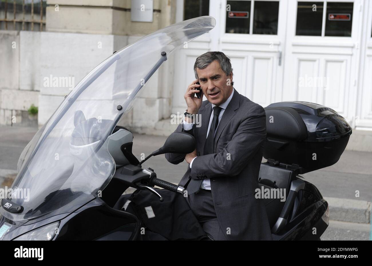 Jerome Cahuzac lascia casa prima della sua audizione all'Assemblea Nazionale questo pomeriggio a Parigi, in Francia, il 26 giugno 2013. Foto di Mousse/ABACAPRESS.COM Foto Stock