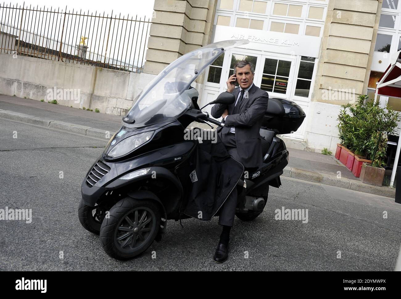 Jerome Cahuzac lascia casa prima della sua audizione all'Assemblea Nazionale questo pomeriggio a Parigi, in Francia, il 26 giugno 2013. Foto di Mousse/ABACAPRESS.COM Foto Stock