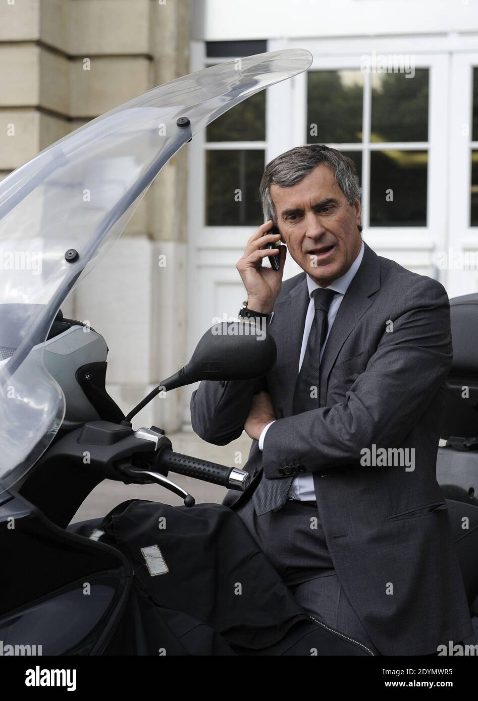 Jerome Cahuzac lascia casa prima della sua audizione all'Assemblea Nazionale questo pomeriggio a Parigi, in Francia, il 26 giugno 2013. Foto di Mousse/ABACAPRESS.COM Foto Stock