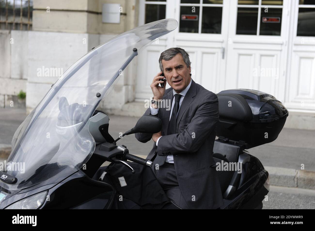 Jerome Cahuzac lascia casa prima della sua audizione all'Assemblea Nazionale questo pomeriggio a Parigi, in Francia, il 26 giugno 2013. Foto di Mousse/ABACAPRESS.COM Foto Stock