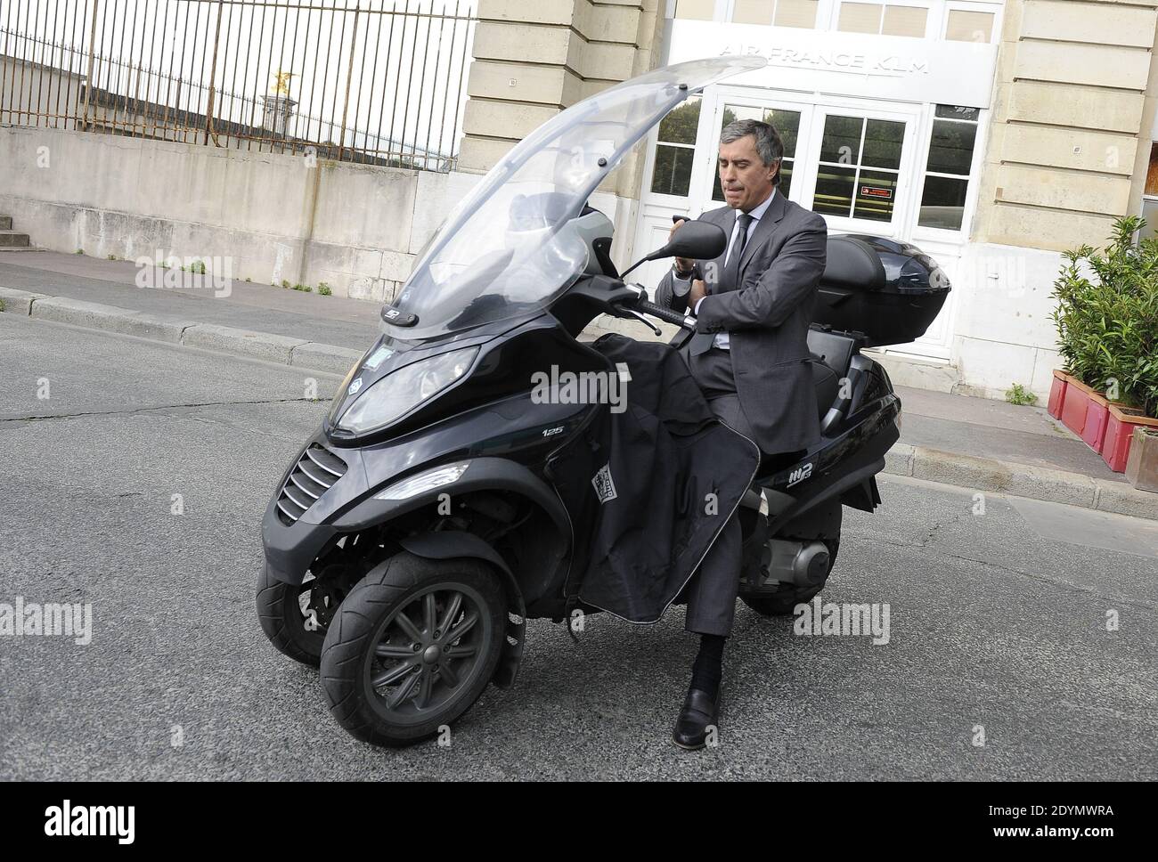 Jerome Cahuzac lascia casa prima della sua audizione all'Assemblea Nazionale questo pomeriggio a Parigi, in Francia, il 26 giugno 2013. Foto di Mousse/ABACAPRESS.COM Foto Stock