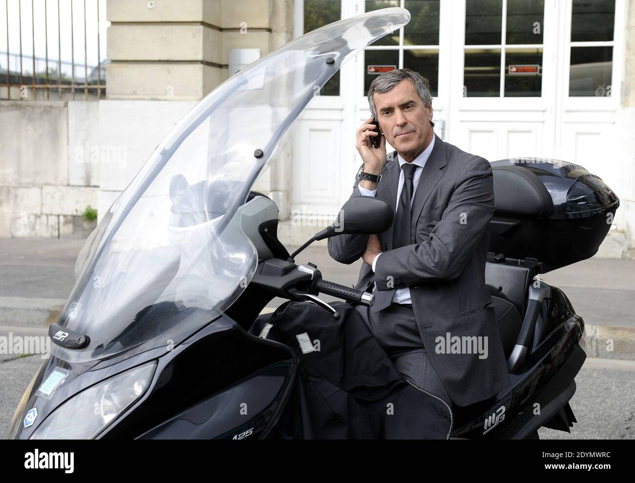Jerome Cahuzac lascia casa prima della sua audizione all'Assemblea Nazionale questo pomeriggio a Parigi, in Francia, il 26 giugno 2013. Foto di Mousse/ABACAPRESS.COM Foto Stock