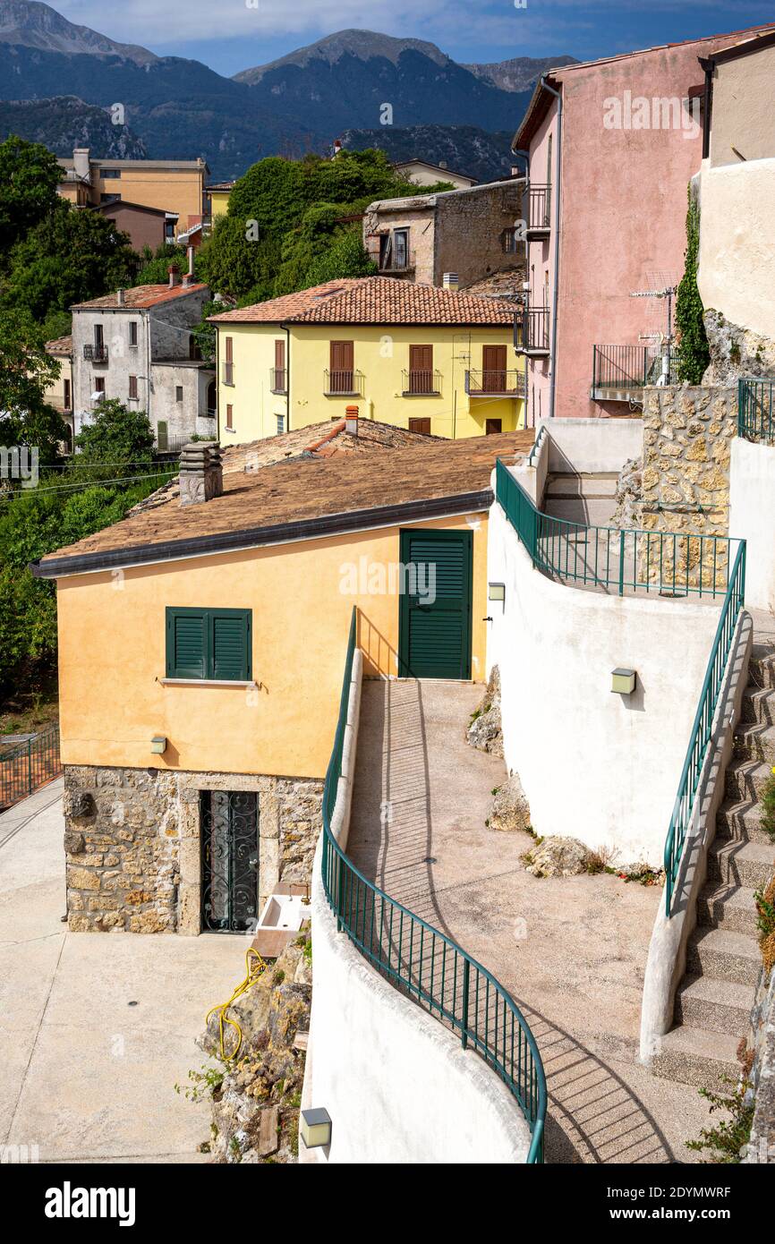 Castel San Vincenzo (Italia) - è un piccolo borgo Situato ai piedi della collina dei Monti Mainarde in Il Parco Nazionale d'Abruzzo e Molise Foto Stock