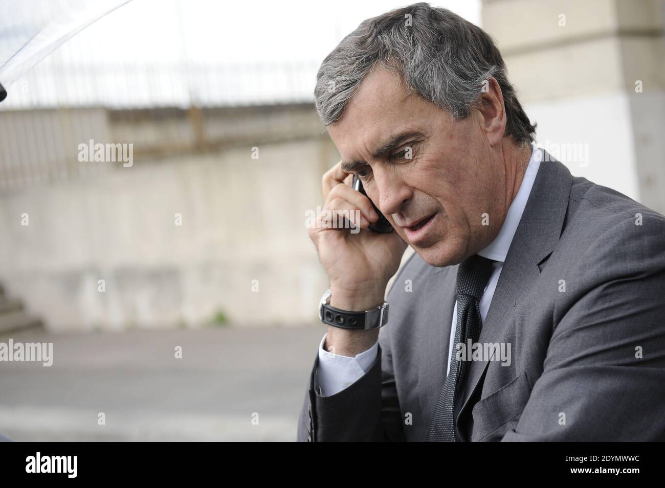 Jerome Cahuzac lascia casa prima della sua audizione all'Assemblea Nazionale questo pomeriggio a Parigi, in Francia, il 26 giugno 2013. Foto di Mousse/ABACAPRESS.COM Foto Stock