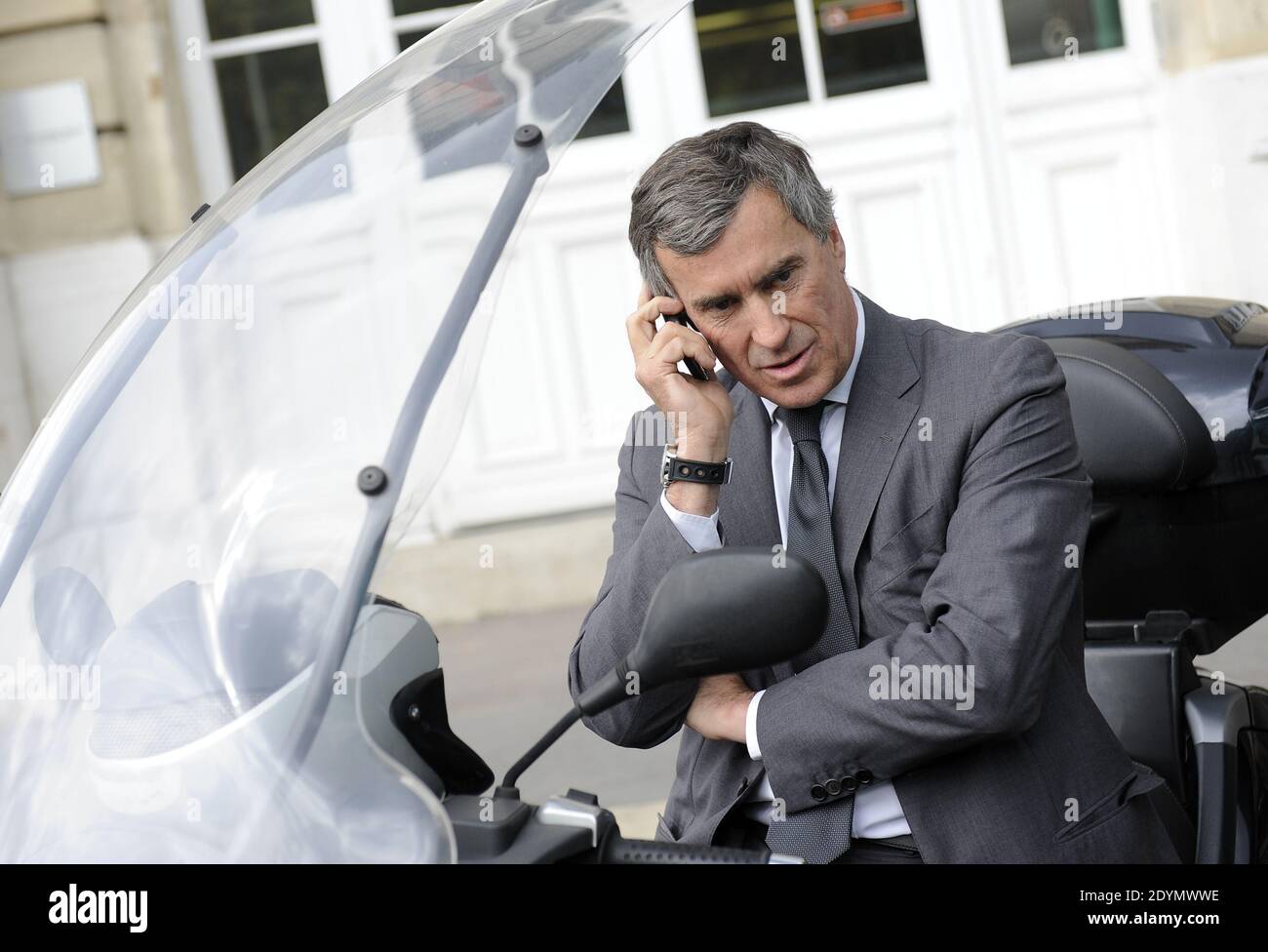 Jerome Cahuzac lascia casa prima della sua audizione all'Assemblea Nazionale questo pomeriggio a Parigi, in Francia, il 26 giugno 2013. Foto di Mousse/ABACAPRESS.COM Foto Stock