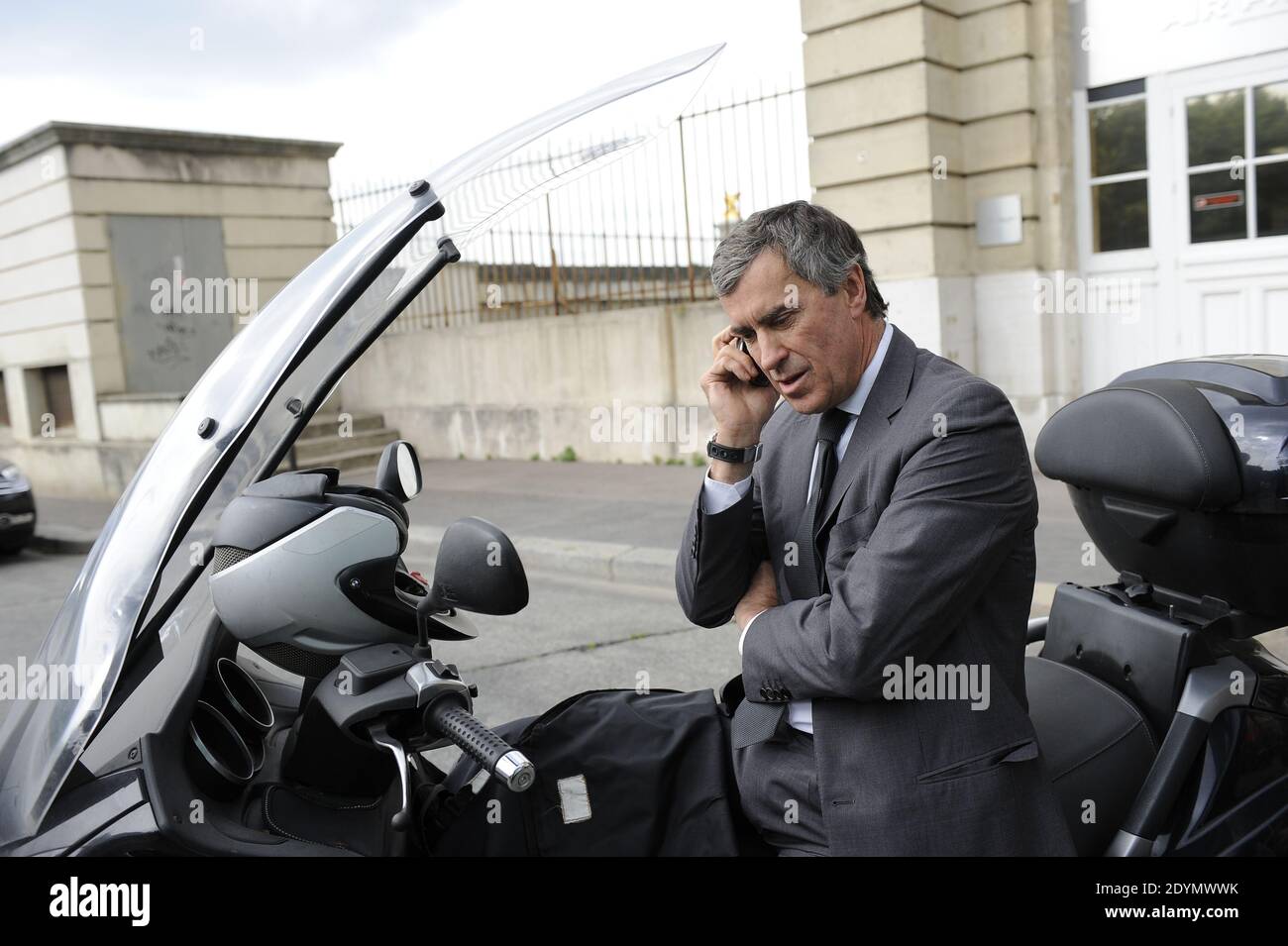 Jerome Cahuzac lascia casa prima della sua audizione all'Assemblea Nazionale questo pomeriggio a Parigi, in Francia, il 26 giugno 2013. Foto di Mousse/ABACAPRESS.COM Foto Stock