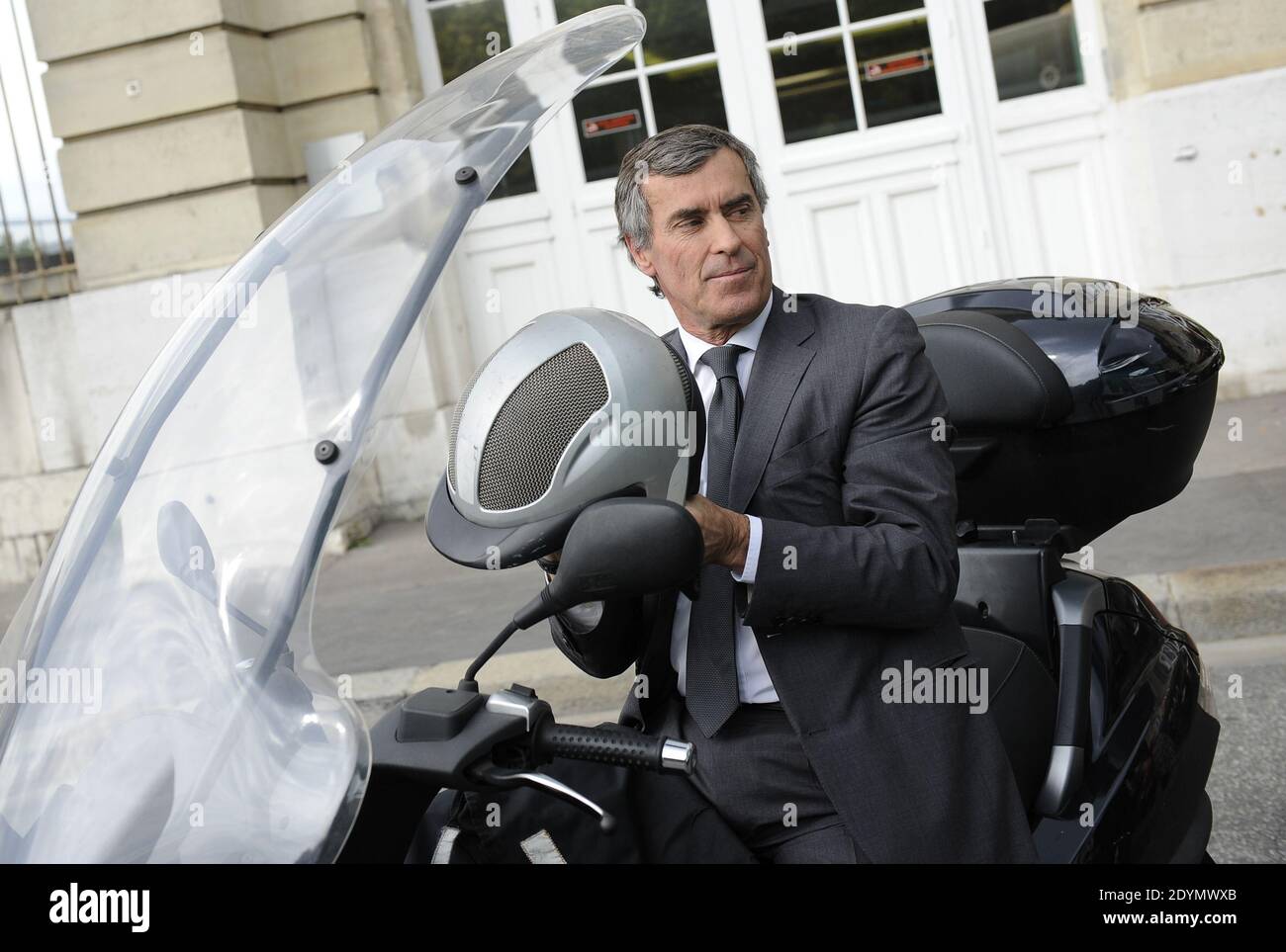 Jerome Cahuzac lascia casa prima della sua audizione all'Assemblea Nazionale questo pomeriggio a Parigi, in Francia, il 26 giugno 2013. Foto di Mousse/ABACAPRESS.COM Foto Stock