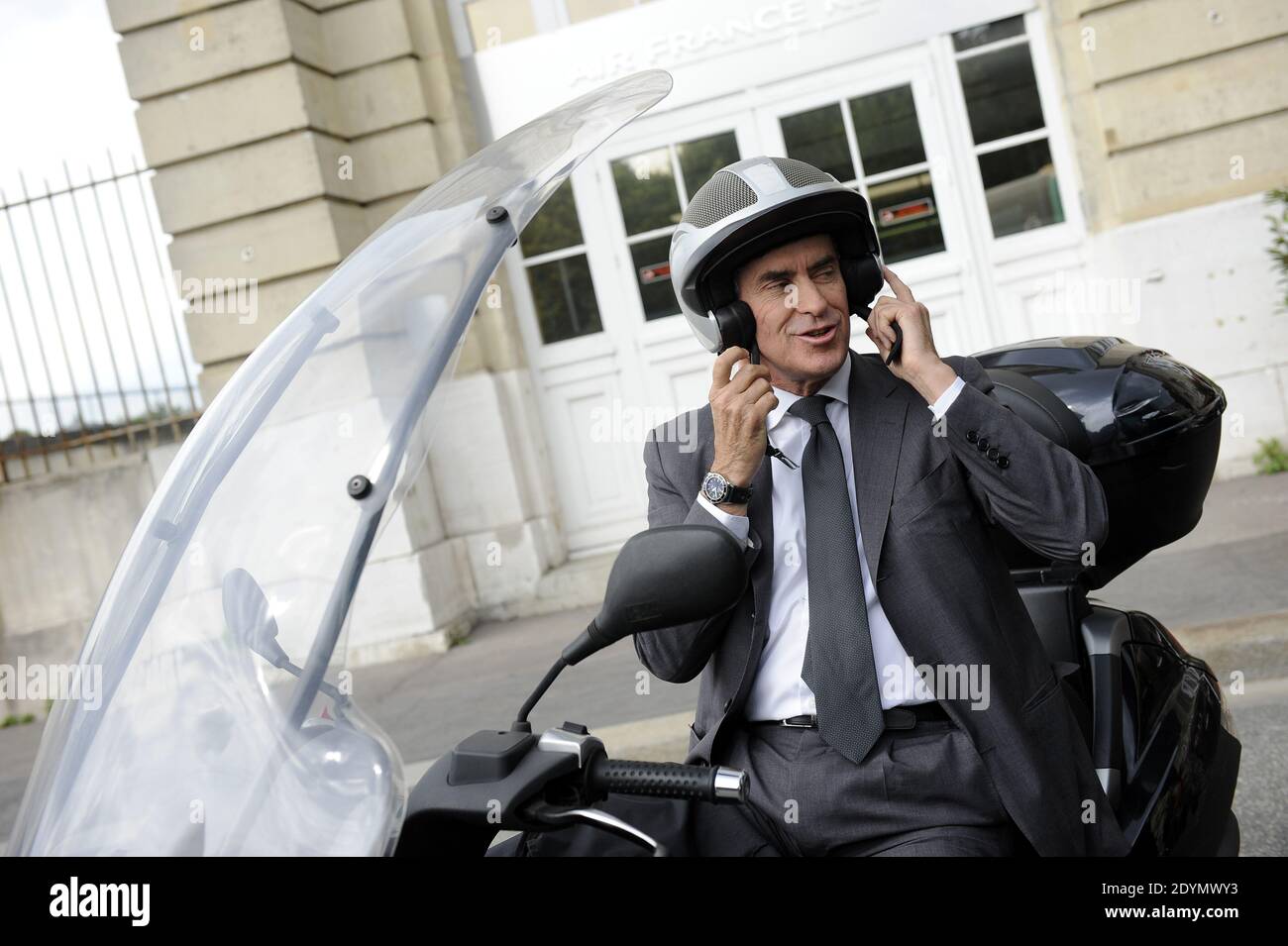 Jerome Cahuzac lascia casa prima della sua audizione all'Assemblea Nazionale questo pomeriggio a Parigi, in Francia, il 26 giugno 2013. Foto di Mousse/ABACAPRESS.COM Foto Stock