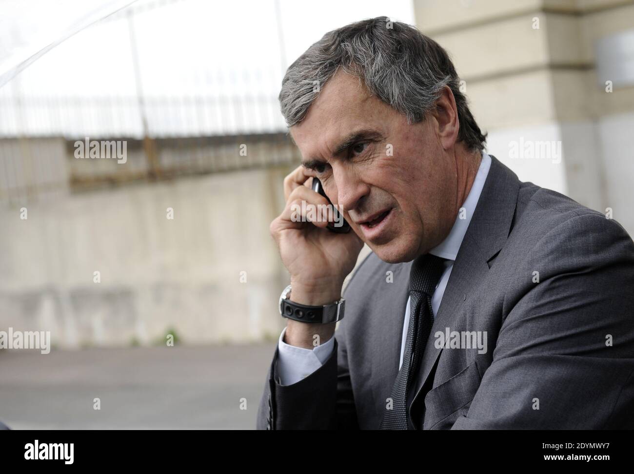 Jerome Cahuzac lascia casa prima della sua audizione all'Assemblea Nazionale questo pomeriggio a Parigi, in Francia, il 26 giugno 2013. Foto di Mousse/ABACAPRESS.COM Foto Stock