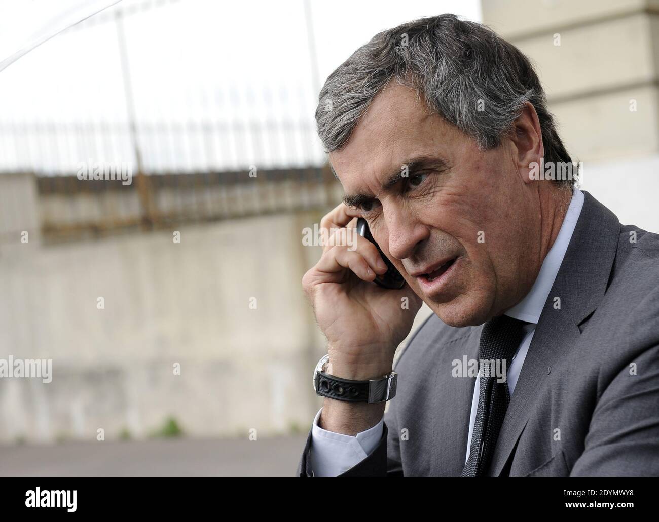 Jerome Cahuzac lascia casa prima della sua audizione all'Assemblea Nazionale questo pomeriggio a Parigi, in Francia, il 26 giugno 2013. Foto di Mousse/ABACAPRESS.COM Foto Stock