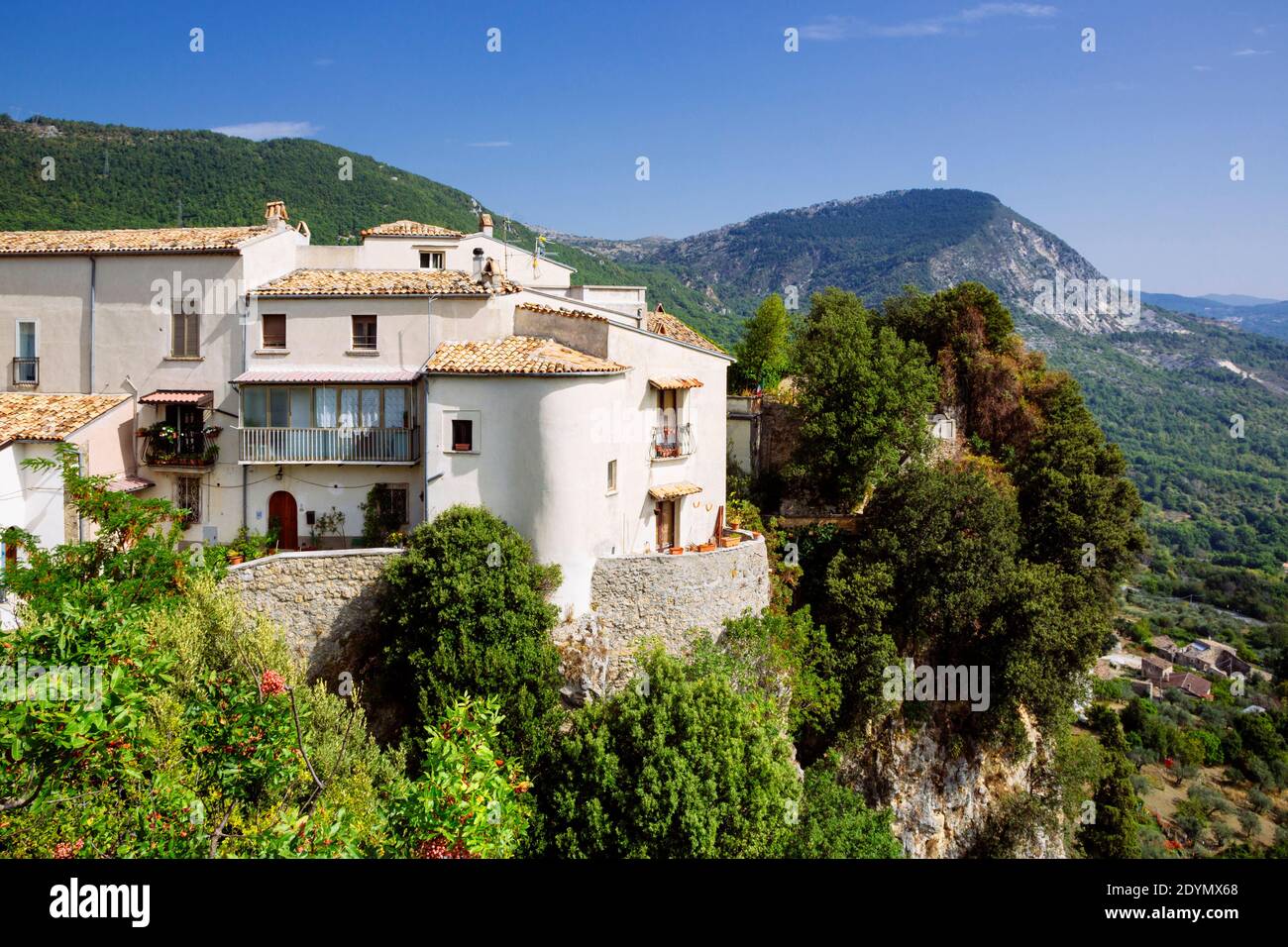 Castel San Vincenzo (Italia) - è un piccolo borgo Situato ai piedi della collina dei Monti Mainarde in Il Parco Nazionale d'Abruzzo e Molise Foto Stock