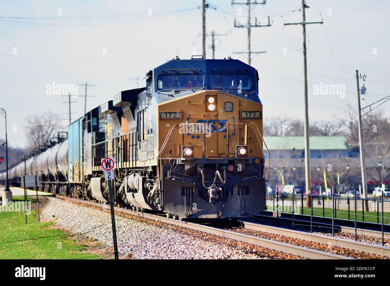 Bartlett, Illinois, Stati Uniti. Una coppia di locomotori di trasporto di corsa-attraverso CSX conduce un treno di trasporto ferroviario canadese di Pacifico verso est attraverso Bartlett. Foto Stock