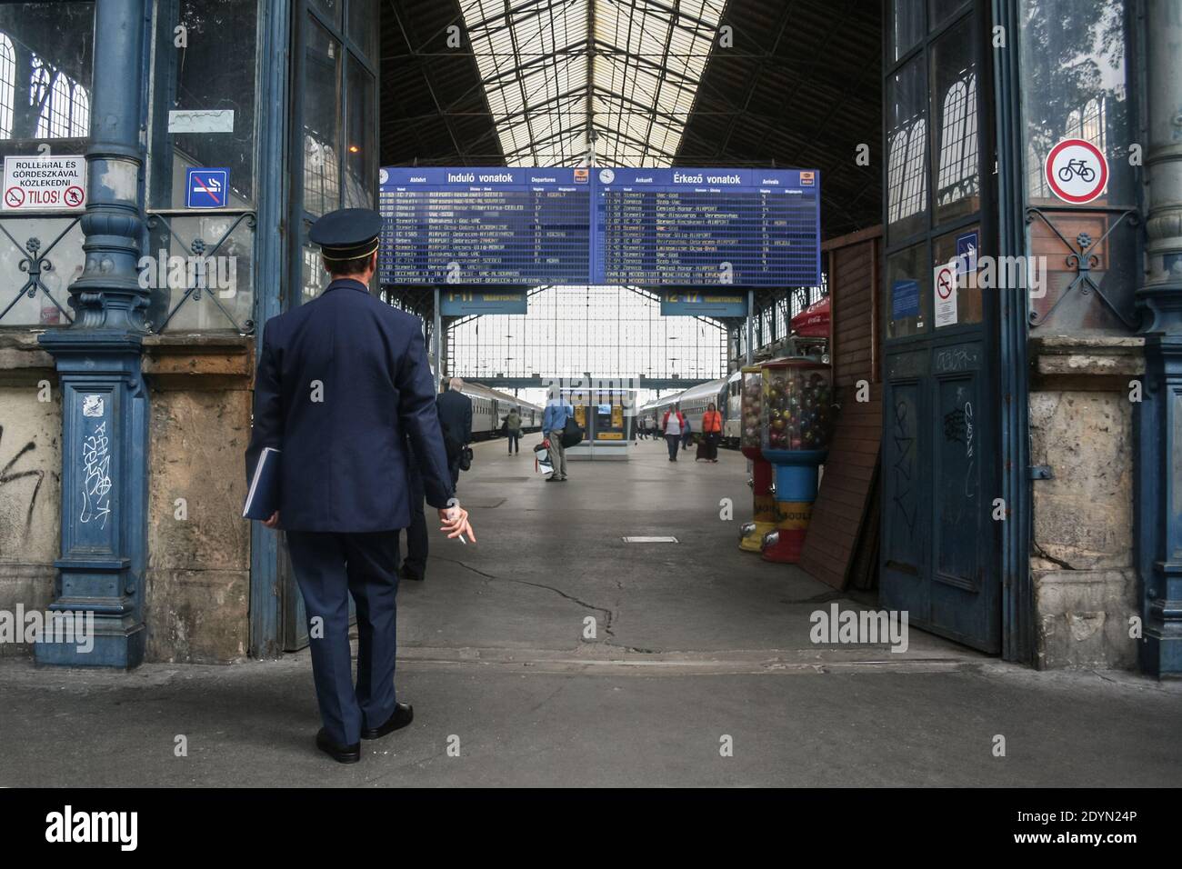 BUDAPEST, UNGHERIA - 7 SETTEMBRE 2014: Ispettore dei biglietti del personale ferroviario da MAV parte di fronte al bordo di partenza della piattaforma principale del Foto Stock