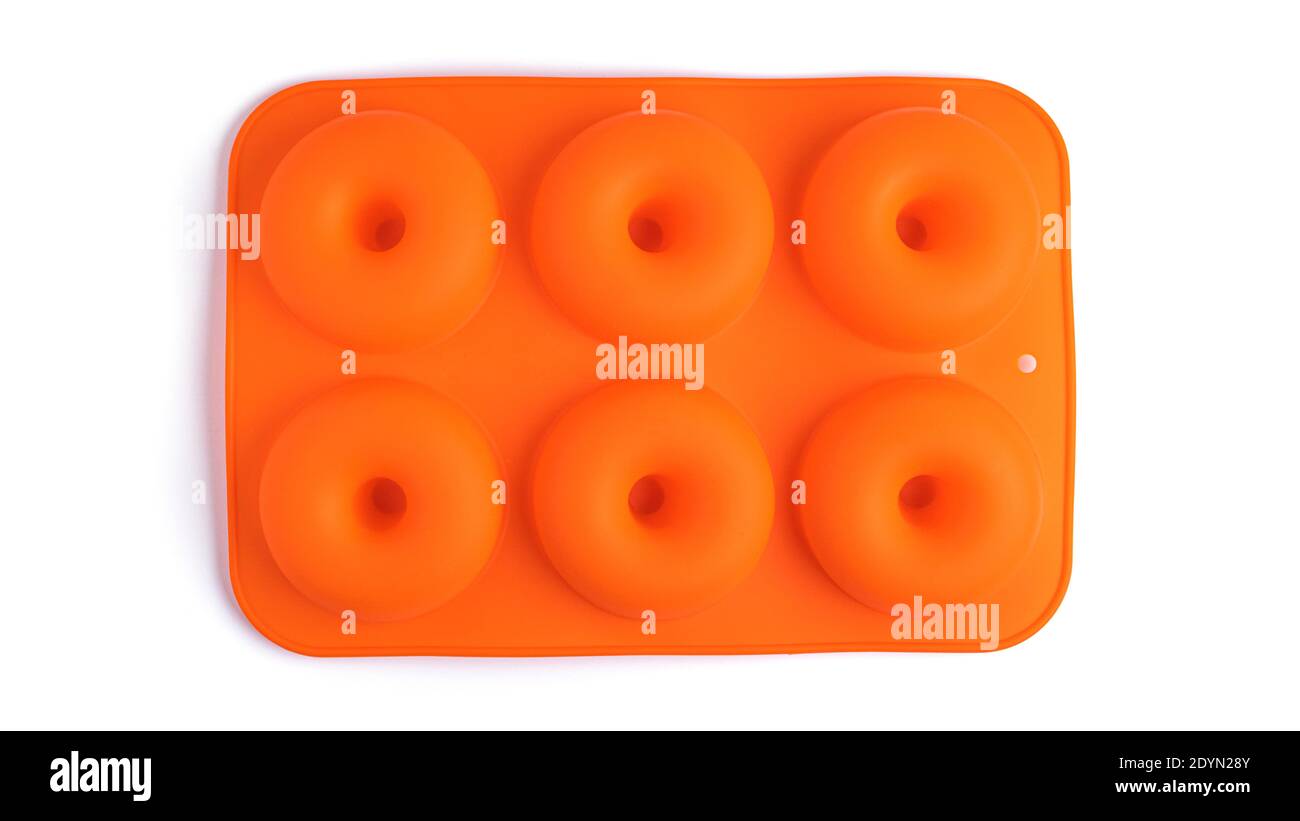 Teglia in silicone arancione su fondo bianco. Foto di alta qualità Foto Stock