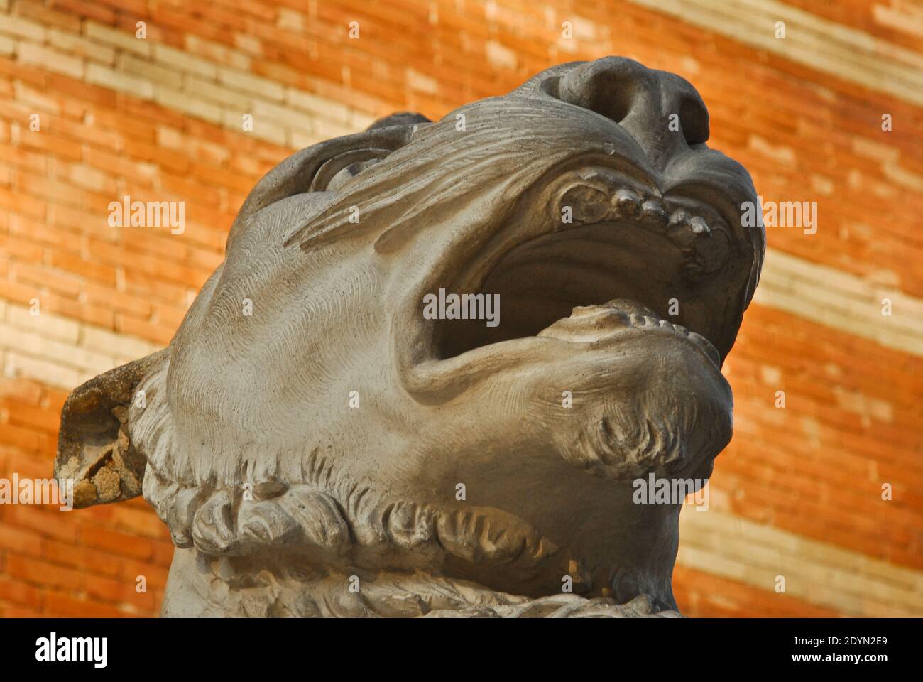 Velázquez Palace: Dettaglio di uno dei leoni alati all'ingresso. Buen Retiro Park, Madrid, Spagna Foto Stock
