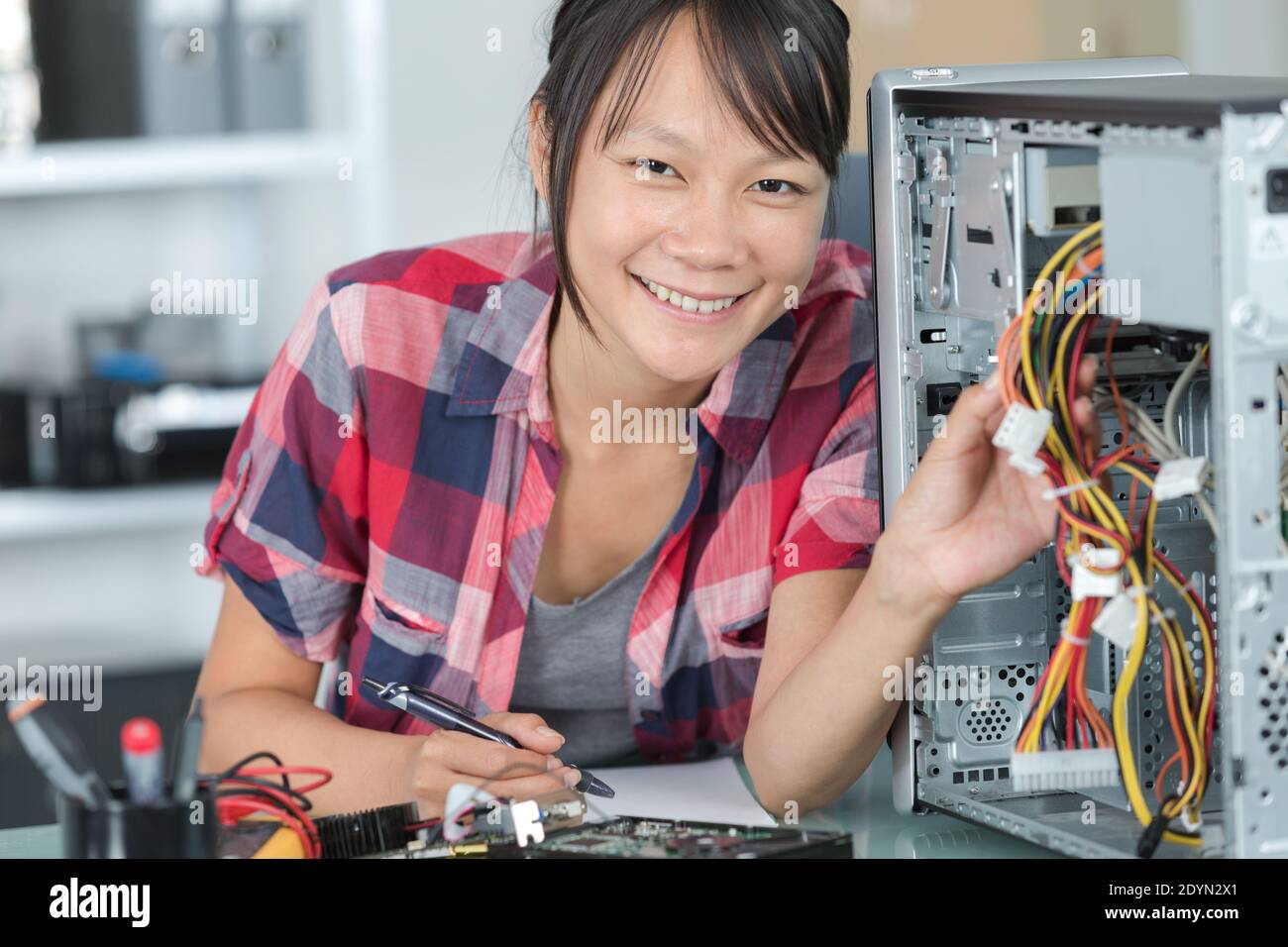 donna felice che lavora in lavori non tradizionali Foto Stock