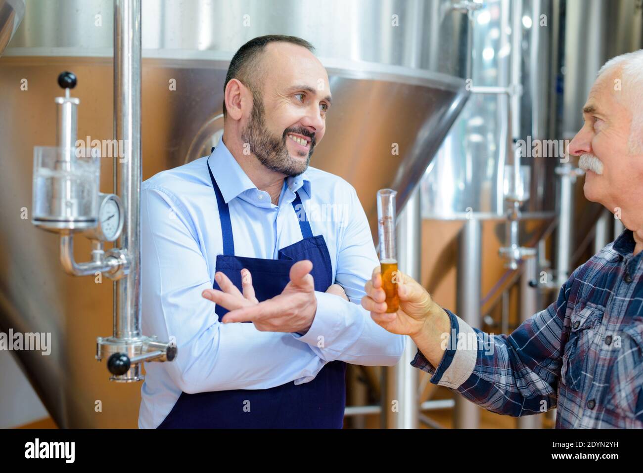 sorridente lavoratori della birreria maschile che parlano Foto Stock