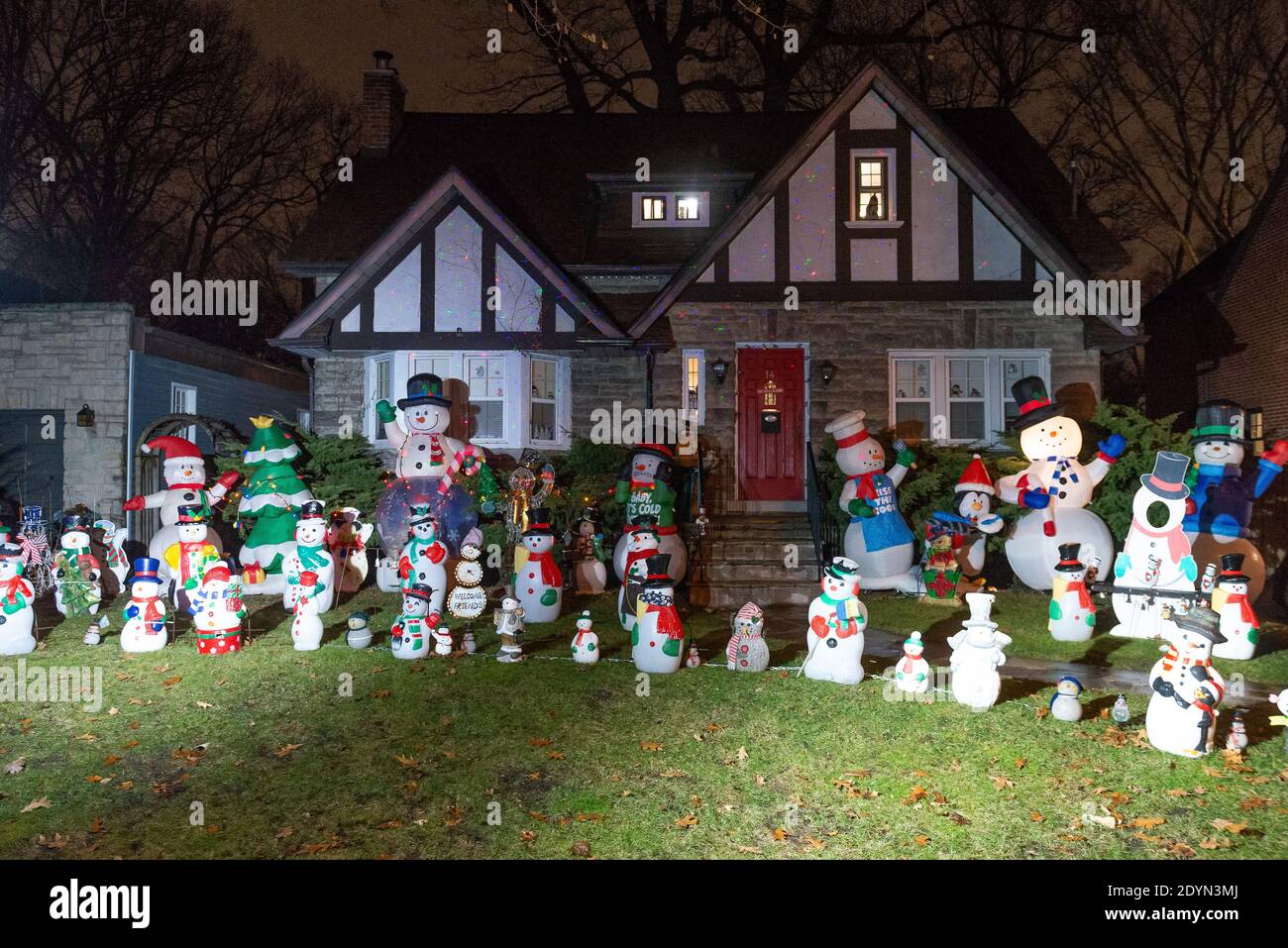 Toronto, ON, Canada – 25 dicembre 2020: Molti pupazzi di neve si trovano davanti alla casa come decorazione natalizia a Toronto Foto Stock