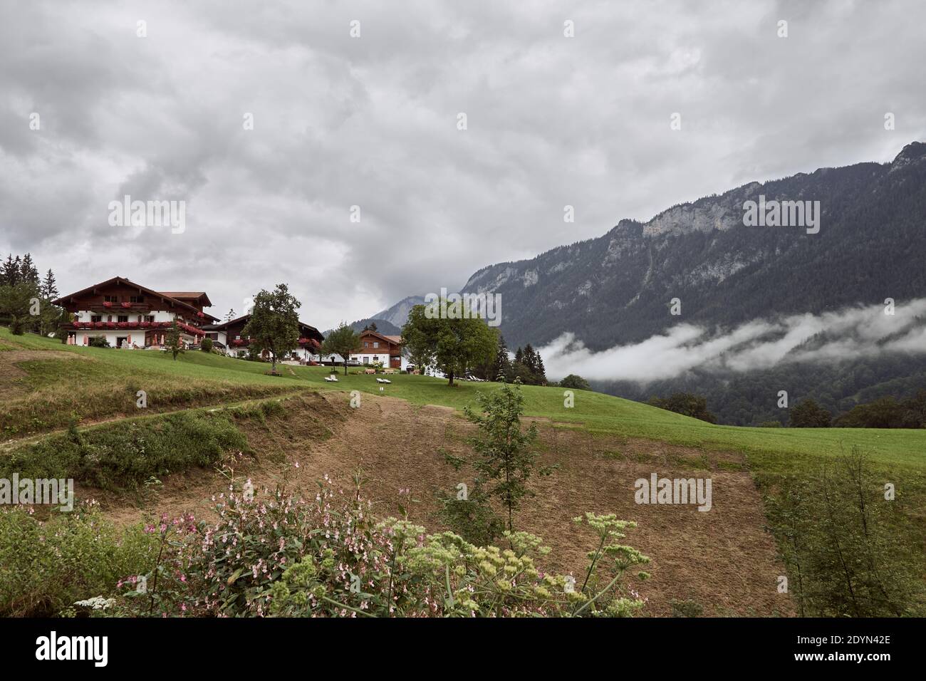 Le alpi Berchtesgaden con il cielo e gli hotel alpini in Bischofswiesen, Germania Foto Stock